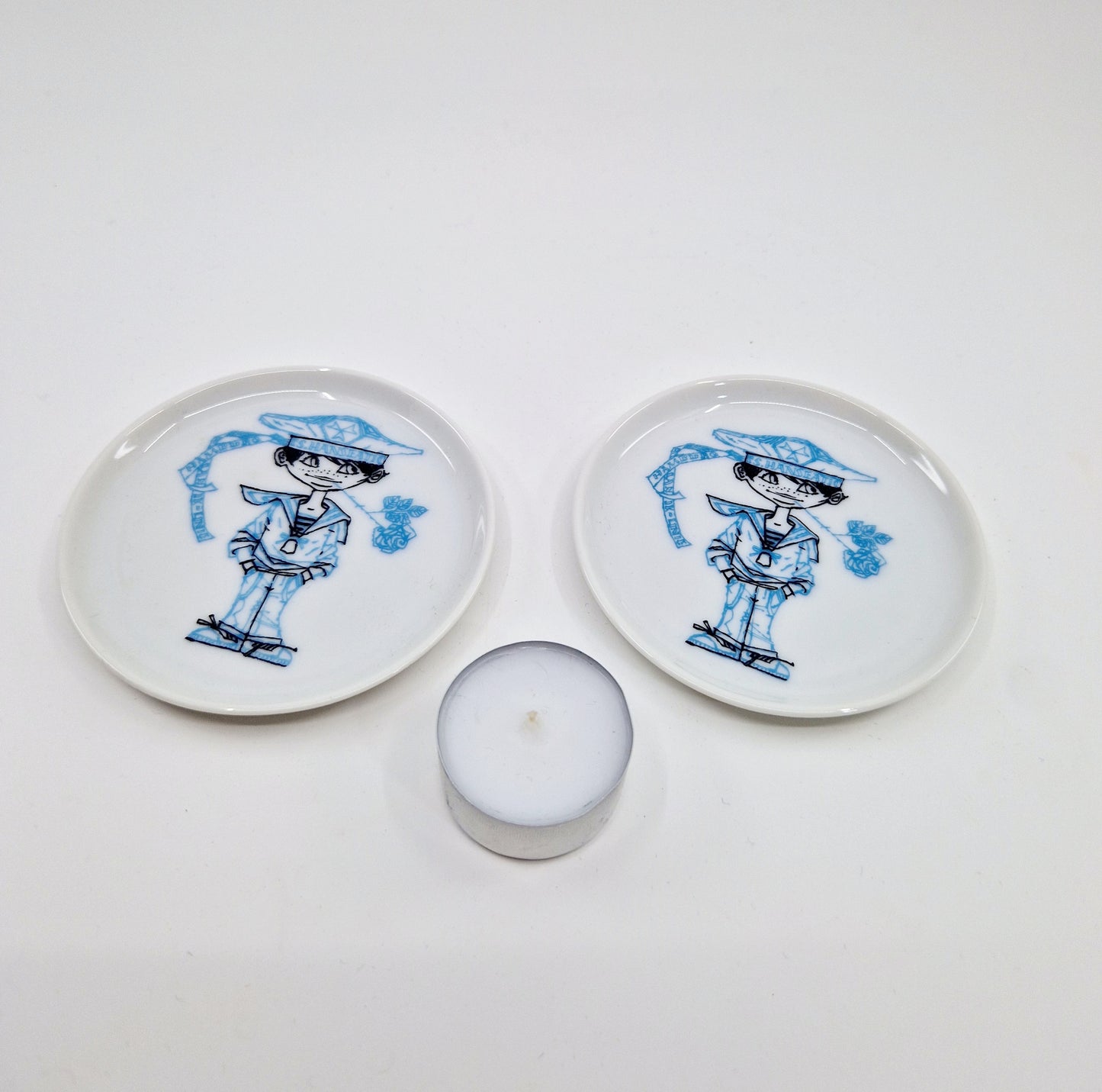 2 einzigartige und nachhaltige Vintage Untersetzer in weiss-blau von Fürstenbeg. 2 unique and sustainable vintage coasters in white-blue from Fürstenberg. Token of scale.