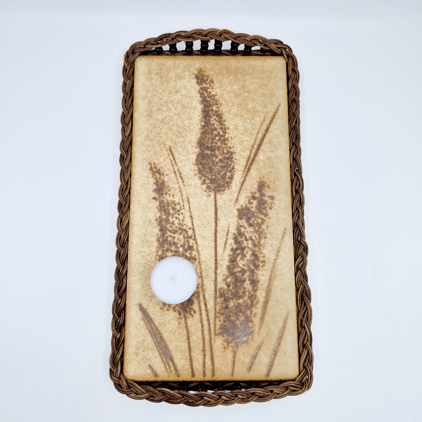 Einzigartiger und nachhaltiger Vintage Topfuntersetzter mit Flieder. Unique and sustainable vintage trivet with lilac. Token of scale.