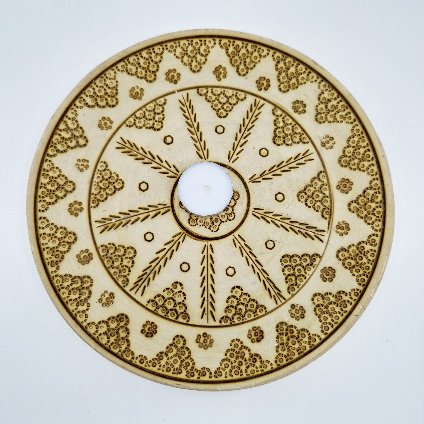 Einzigartiger und nachhaltiger Vintage Wandteller in eierschale. Unique and sustainable vintage wall plate in off-white. Token of scale.