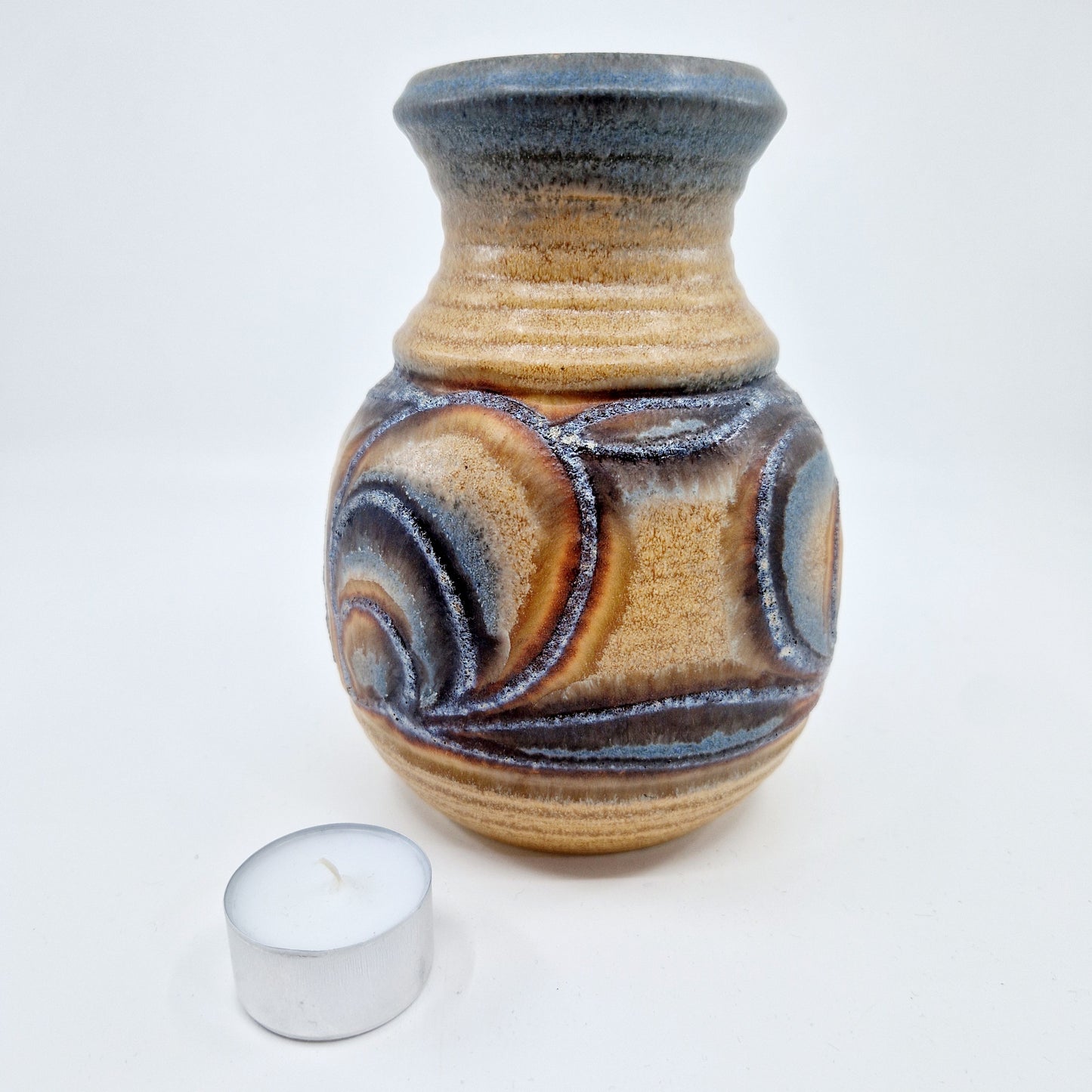 Einzigartige und nachhaltige Vintage Vase von Bay. Unique and sustainable vintage vase from bay. Token of scale.