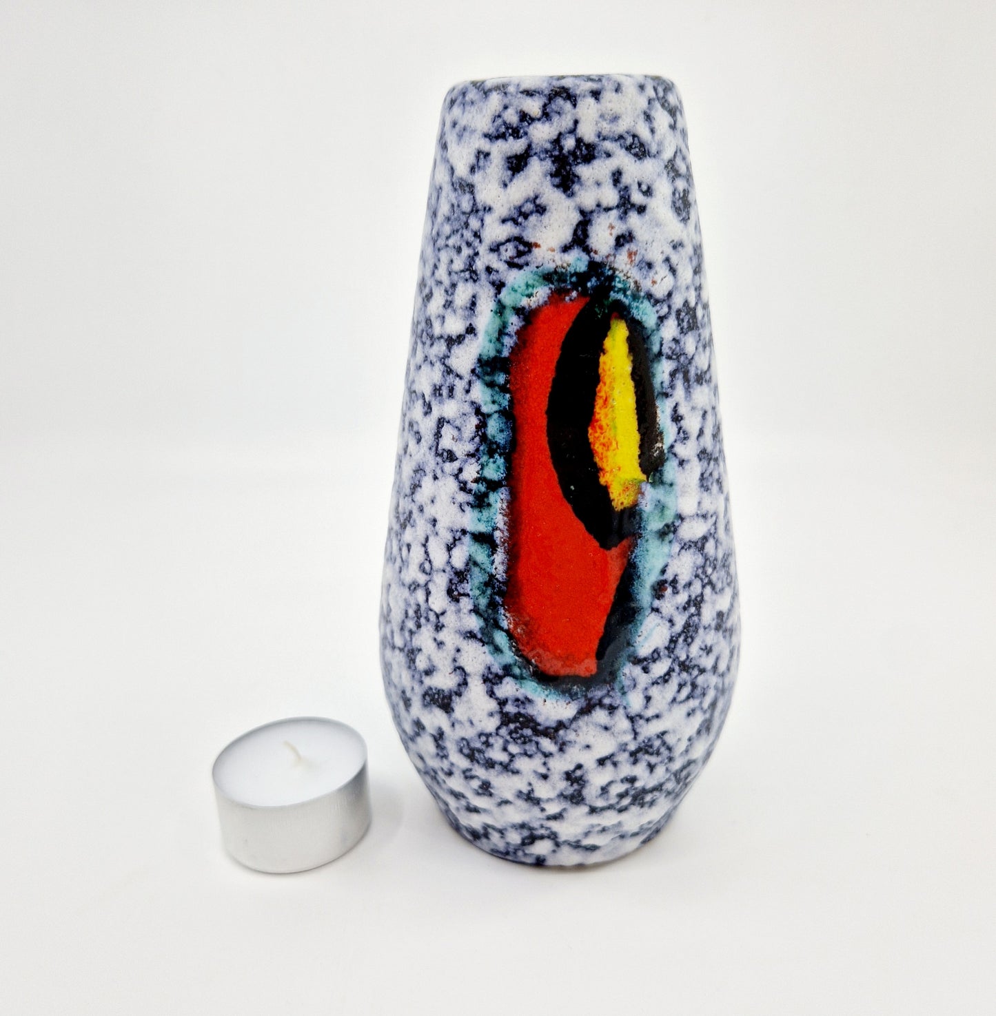 Einzigartige und nachhaltige Vintage Vase in grau-rot-gelb von Scheurich. Unique and sustainable vintage vase in grey-red-yellow from Scheurich. Token of scale.