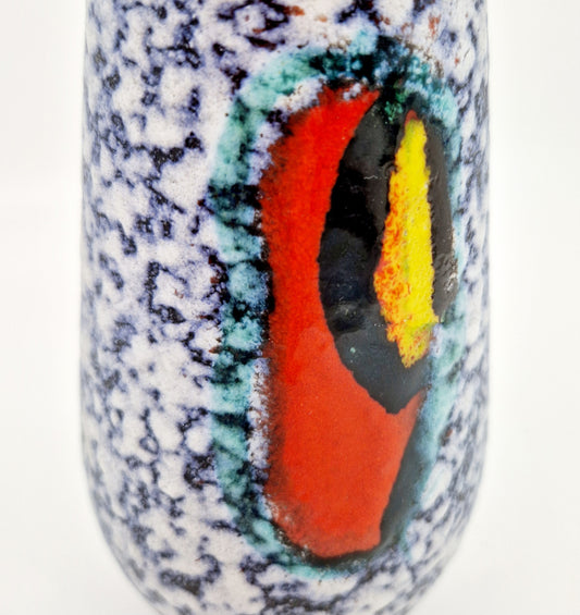 Einzigartige und nachhaltige Vintage Vase in grau-rot-gelb von Scheurich. Unique and sustainable vintage vase in grey-red-yellow from Scheurich. Close-up.