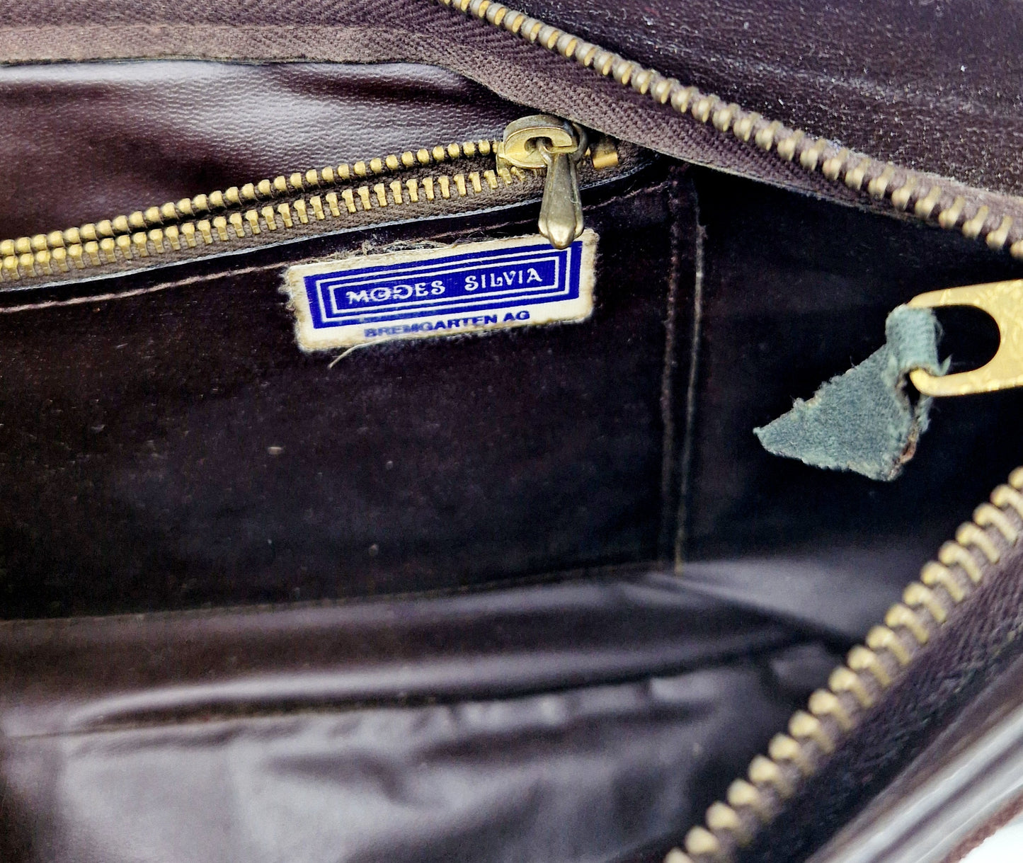 Einzigartige und nachhaltige Vintage Tasche in braun mit Henkel. Unique and sustainable vintage handbag in brown with handle. Tag.