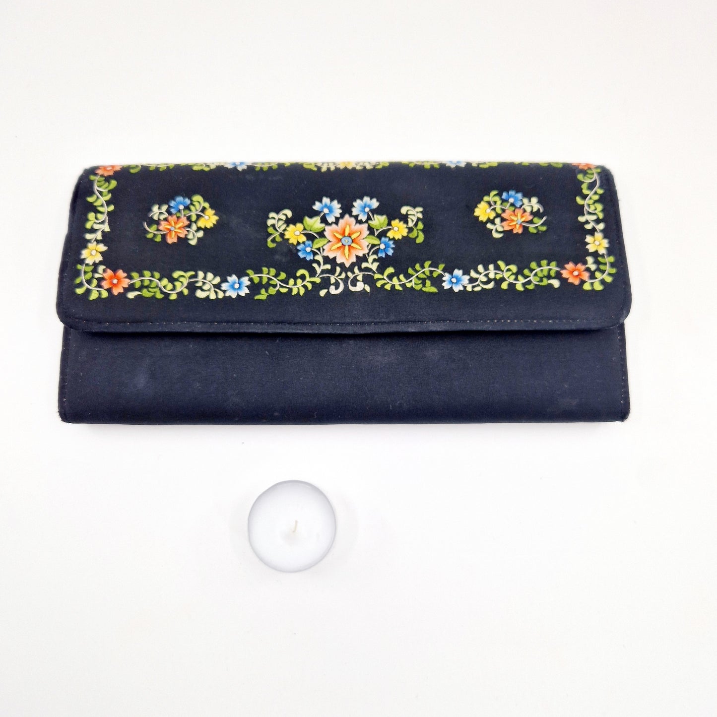 Einzigartige und nachhaltige Vintage Clutch in schwarz mit Blumen. Unique and sustainable vintage clutch in black with flowers. Token of scale.