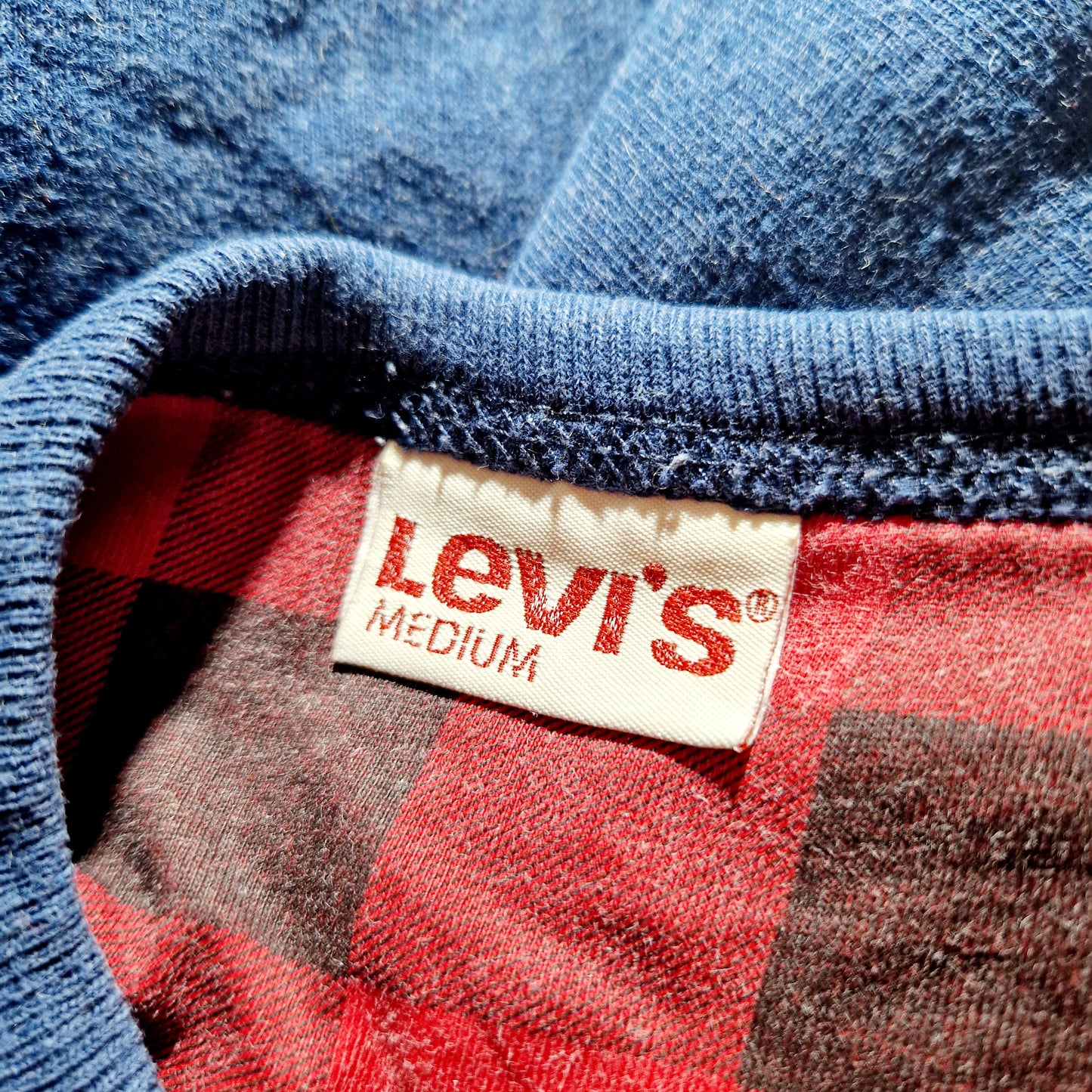 Einzigartiger und nachhaltiger Vintage Sweater in blau, Levi's. Unique and sustainable vintage sweater in blue, Levi's. Tag.