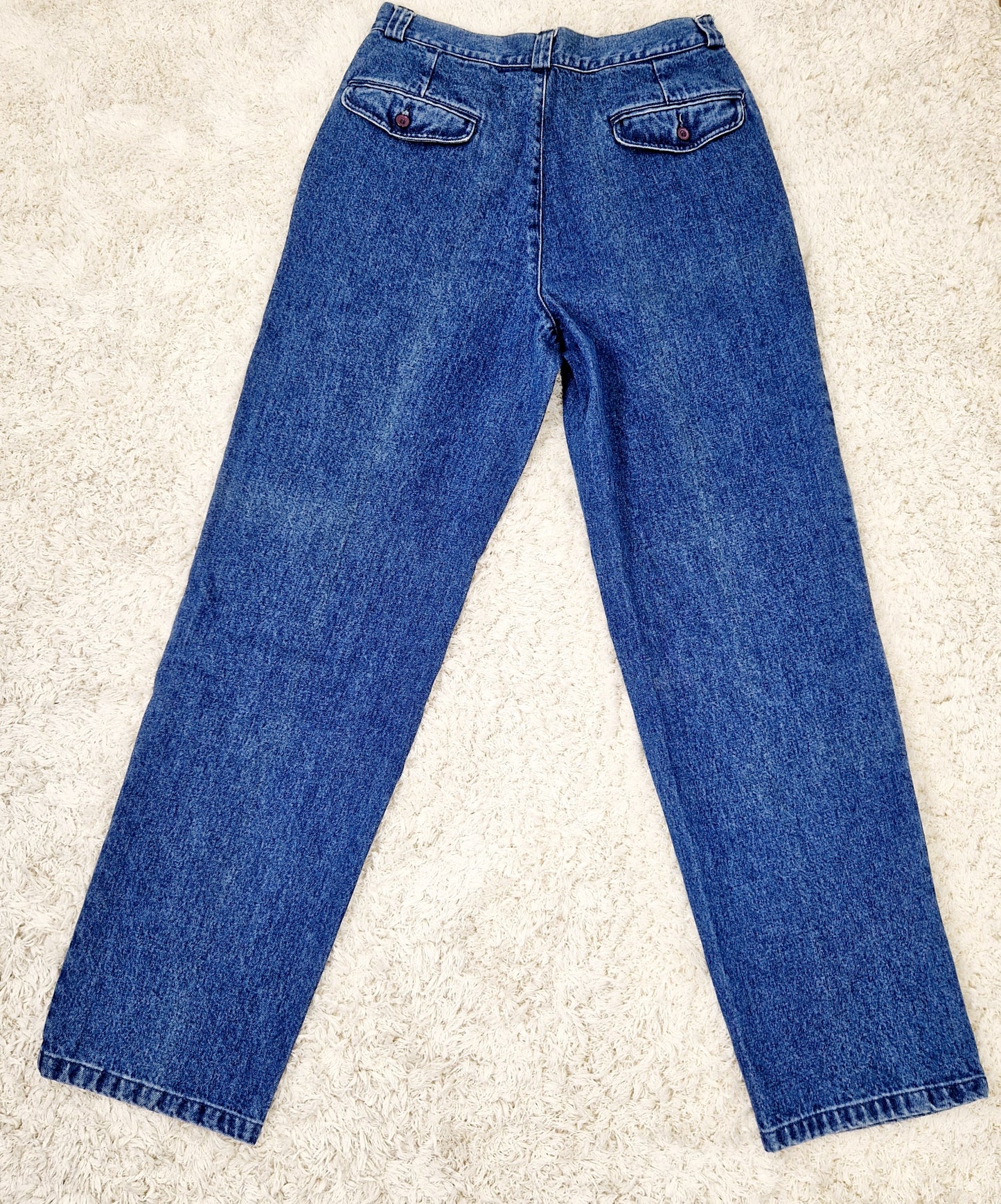 Einzigartige und nachhaltige Vintage Jeans in blau von WAMPUM. Unique and sustianable jeans in blue from WAMPUM. Back.