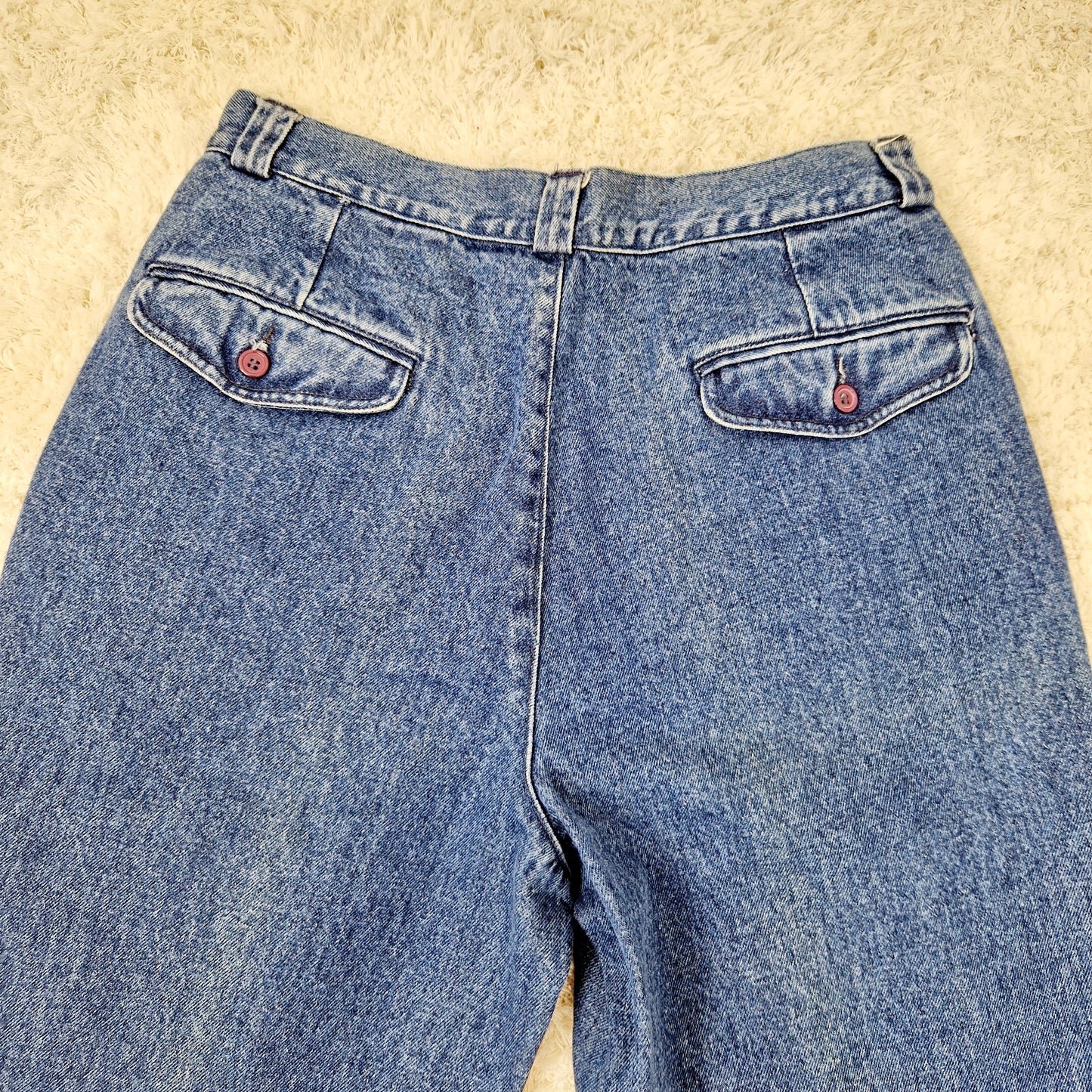 Einzigartige und nachhaltige Vintage Jeans in blau von WAMPUM. Unique and sustianable jeans in blue from WAMPUM. Close-up 2.