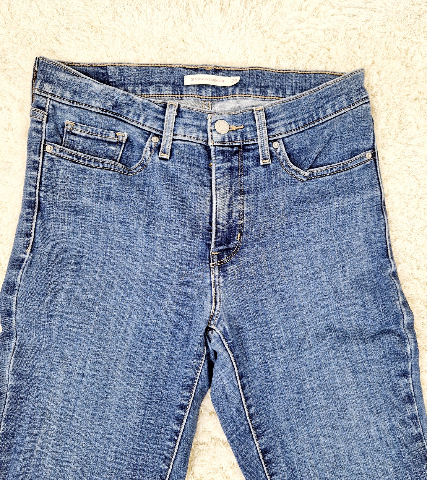 Einzigartige und nachhaltige Vintage Jeans in blau von Levi's, 314. Unique and sustainable vintage jeans in blue from Levi's, 314. Close-up.