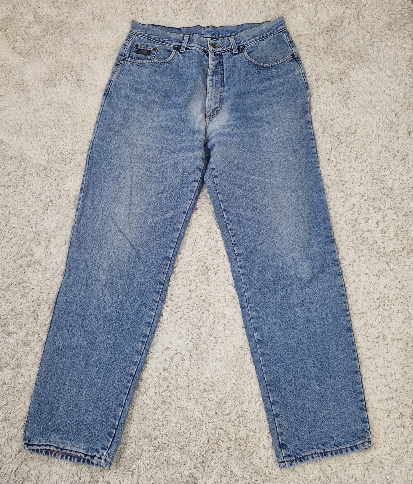 Einzigartige und nachhaltige Vintage Jeans in blau von Wampum. Unique and sustainable vintage jeans in blue from Wampum. Front.