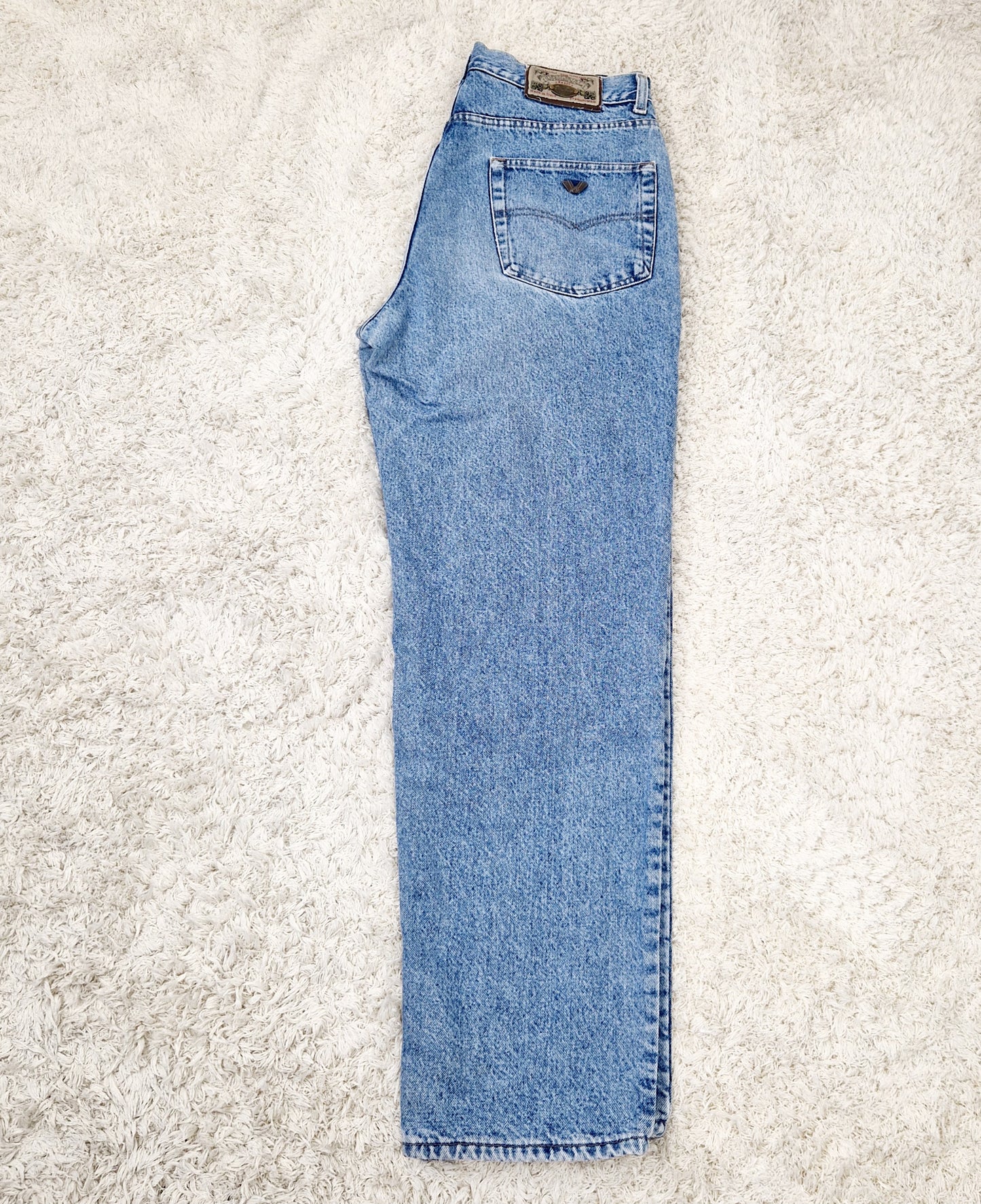 Einzigartige und nachhaltige Vintage Jeans in blau von Wampum. Unique and sustainable vintage jeans in blue from Wampum. Side.