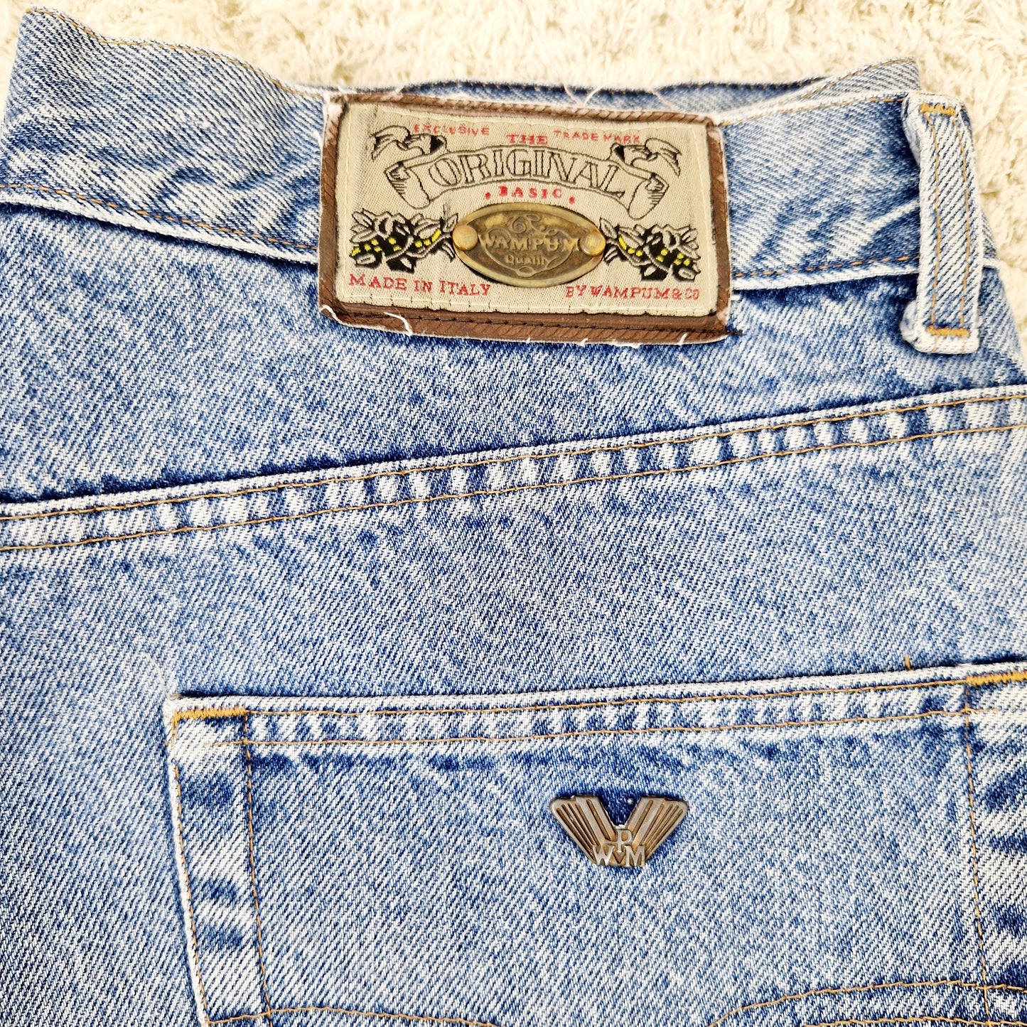 Einzigartige und nachhaltige Vintage Jeans in blau von Wampum. Unique and sustainable vintage jeans in blue from Wampum. Tag.