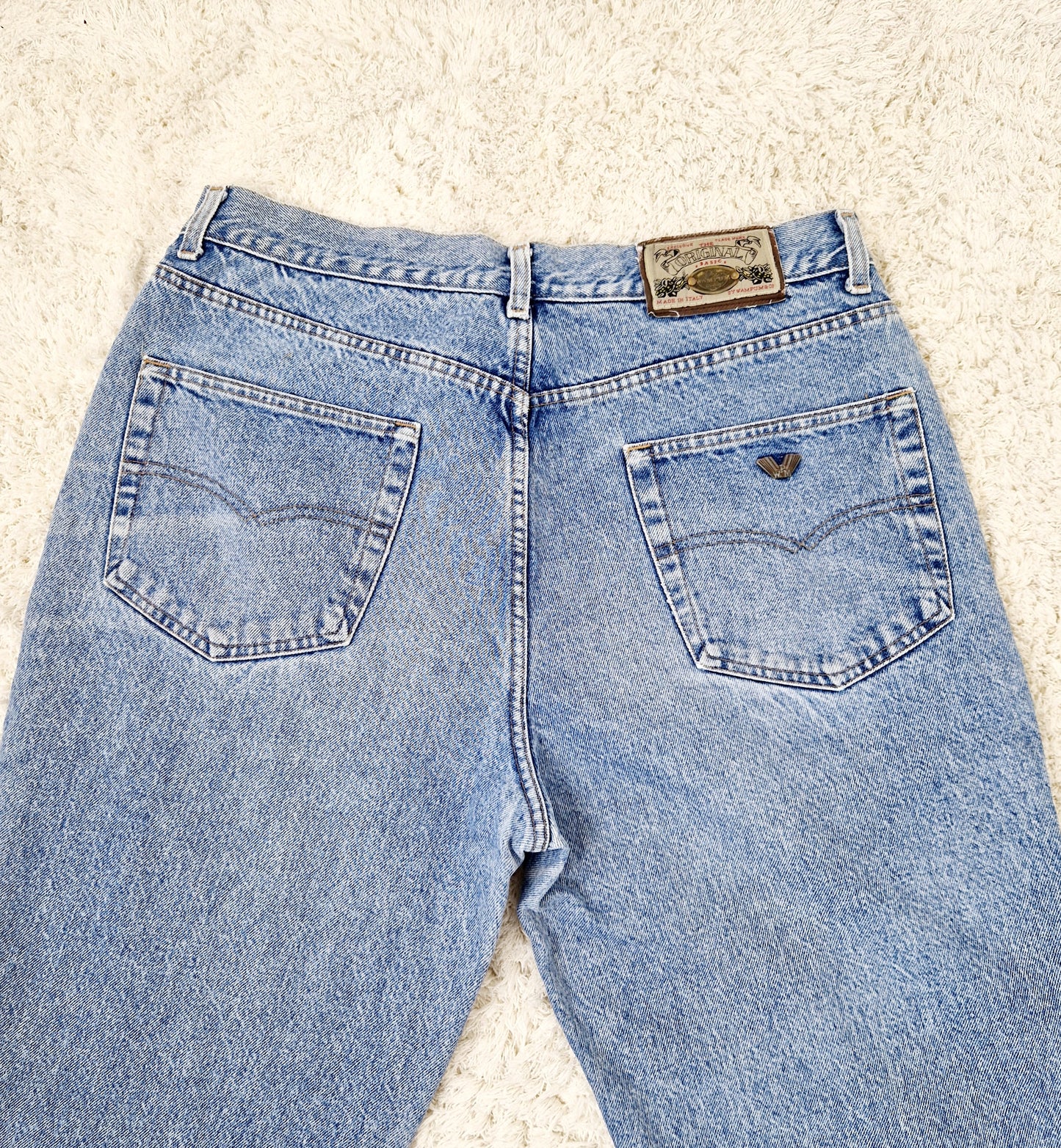 Einzigartige und nachhaltige Vintage Jeans in blau von Wampum. Unique and sustainable vintage jeans in blue from Wampum. Close-up 2.