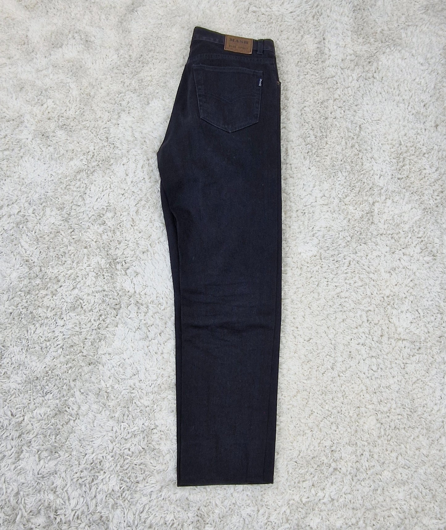 Einzigartige und nachhaltige Vintage Jeans in schwarz von MASH. Unique and sustainable vintage jeans in black from MASH. Side.