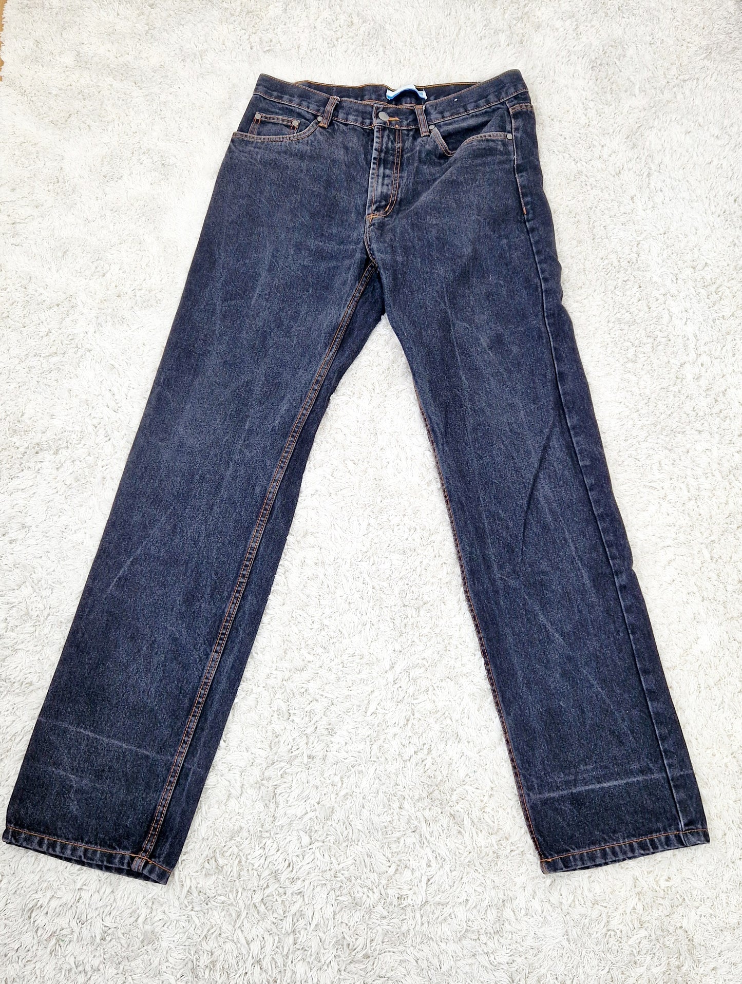 Einzigartige und nachhaltige Vintage Jeans von ES BASIC in schwarz. Unique and sustainable vintage jeans from ES BASIC in black. Front.