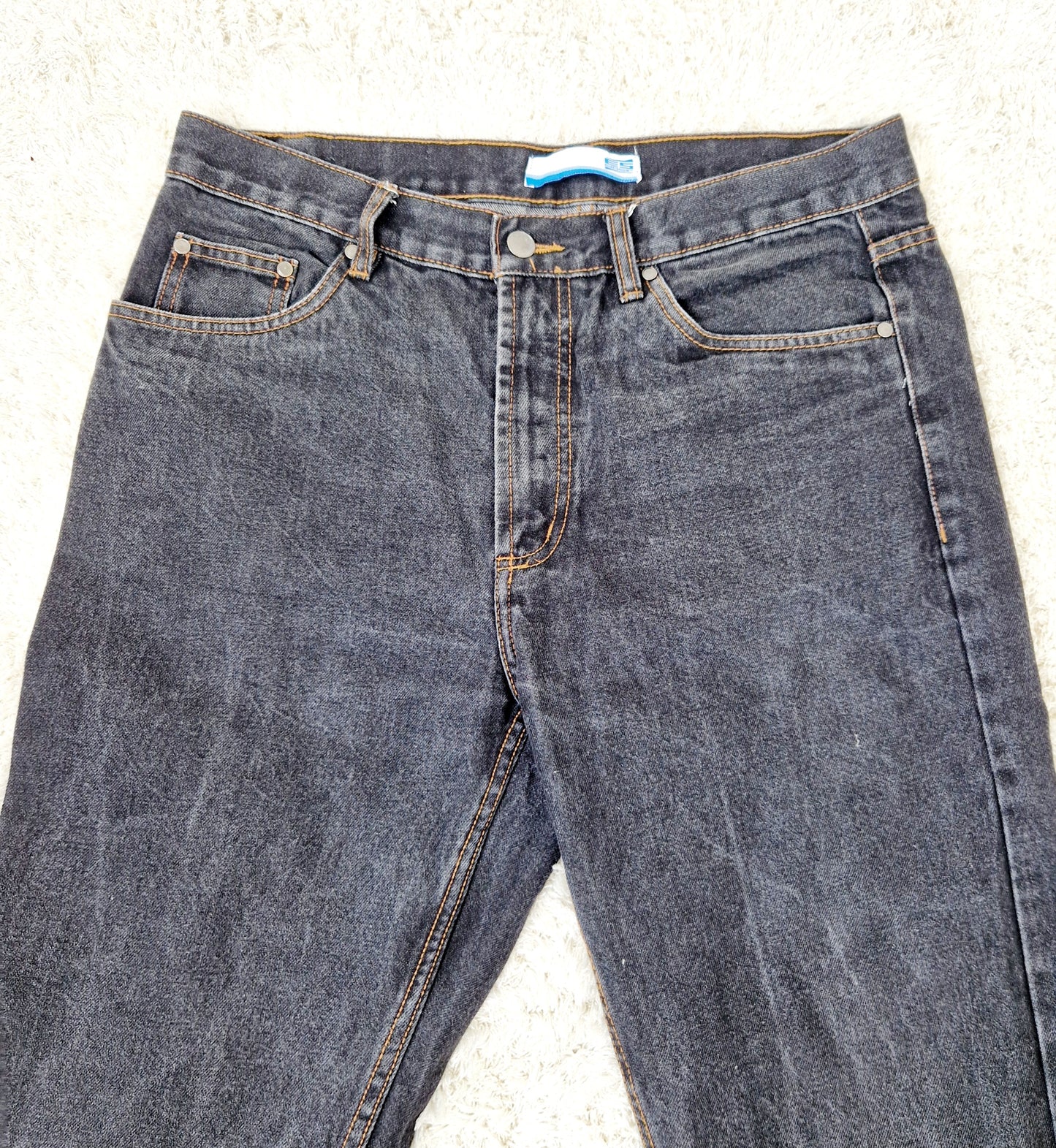 Einzigartige und nachhaltige Vintage Jeans von ES BASIC in schwarz. Unique and sustainable vintage jeans from ES BASIC in black. Close-up.