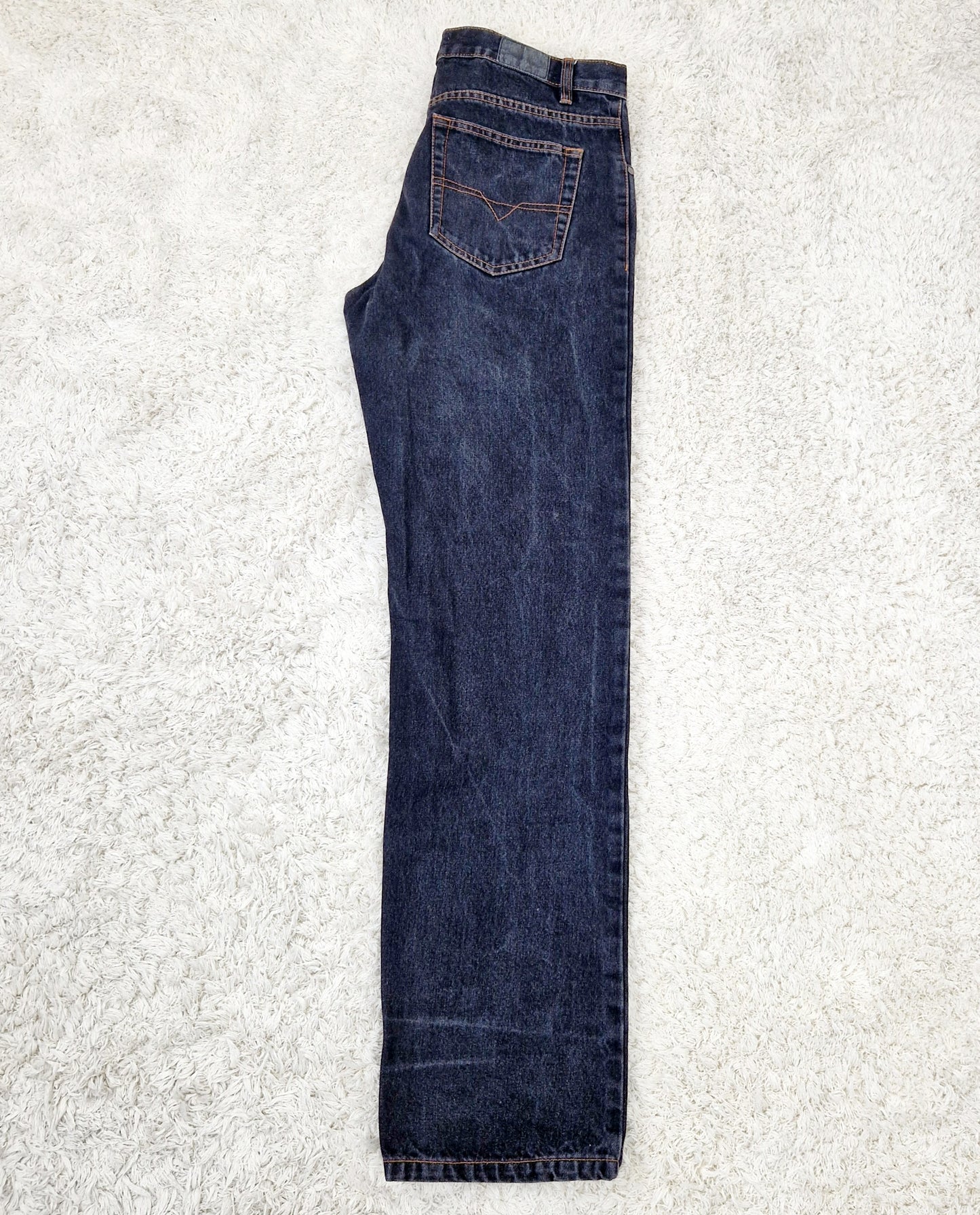Einzigartige und nachhaltige Vintage Jeans von ES BASIC in schwarz. Unique and sustainable vintage jeans from ES BASIC in black. Side.
