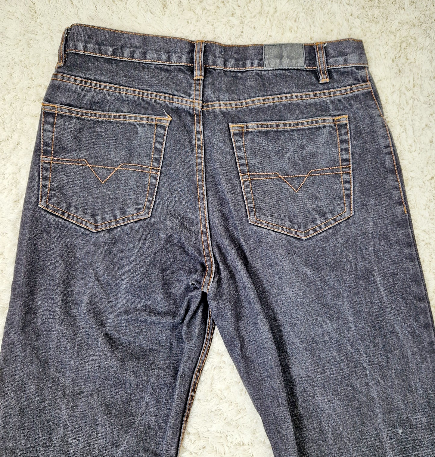 Einzigartige und nachhaltige Vintage Jeans von ES BASIC in schwarz. Unique and sustainable vintage jeans from ES BASIC in black. Close-up 2.