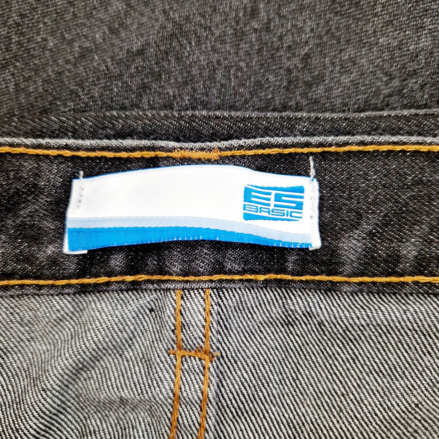 Einzigartige und nachhaltige Vintage Jeans von ES BASIC in schwarz. Unique and sustainable vintage jeans from ES BASIC in black. Tag.