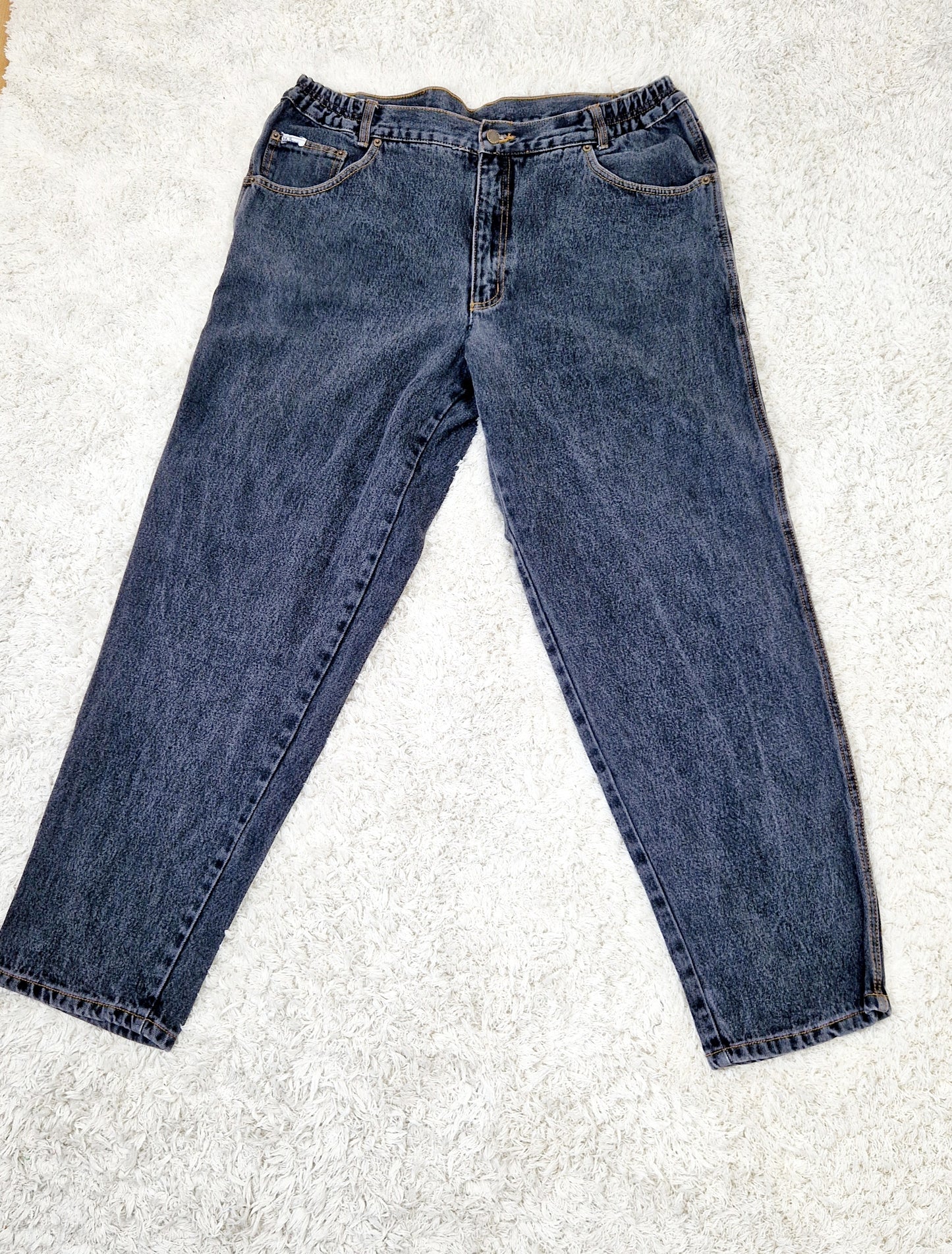 Einzigartige und nachhaltige Vintage Jeans in schwarz, comfort fit. Unique and sustainable vintage jeans in black, comfort fit. Front.