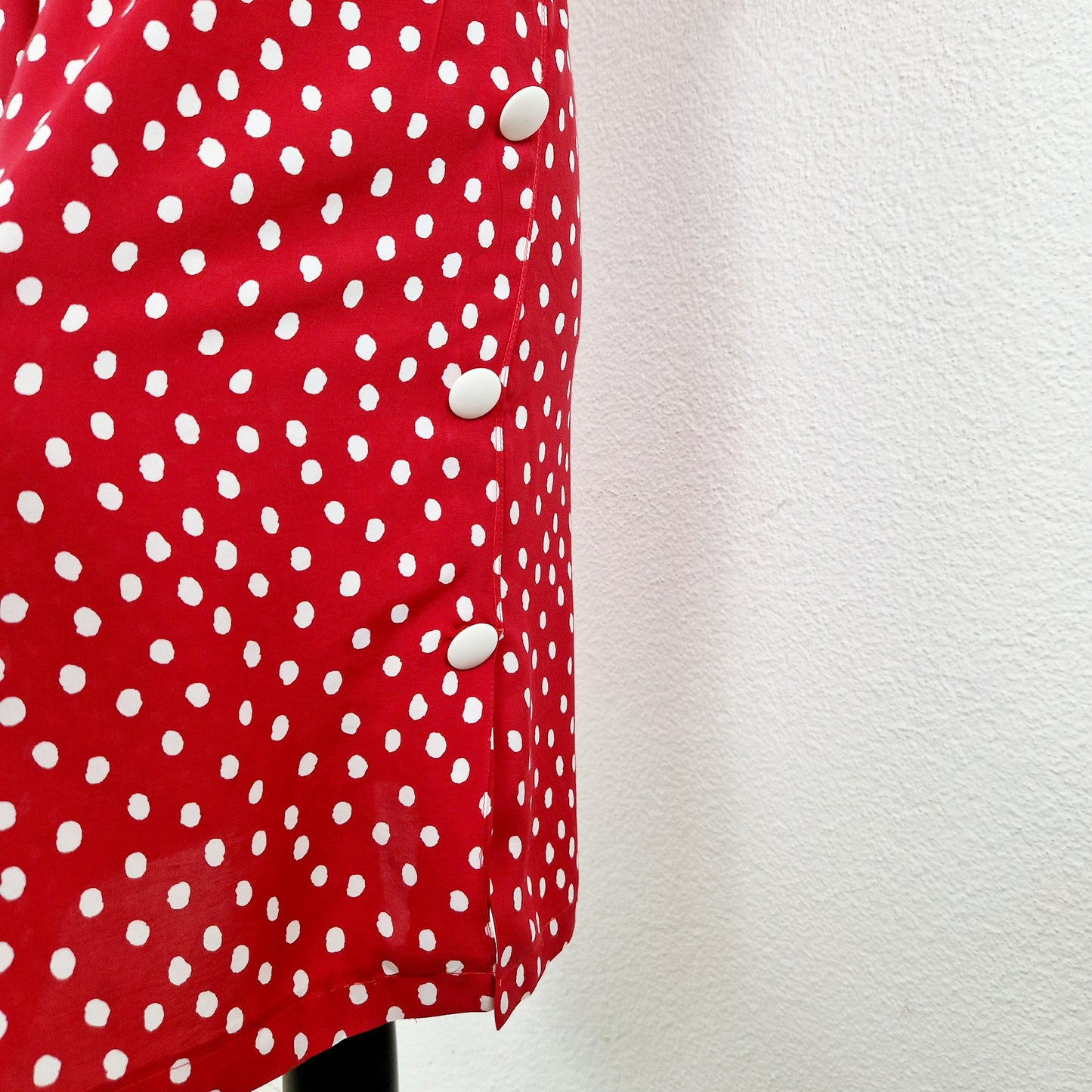 Einzigartiges und nachhaltiges Vintage Kleid, Kurzarm, in rot-weiss, mit Punkten. Unique and sustainable vintage dress, short sleeved, in red-white, with polka dots. Skirt.