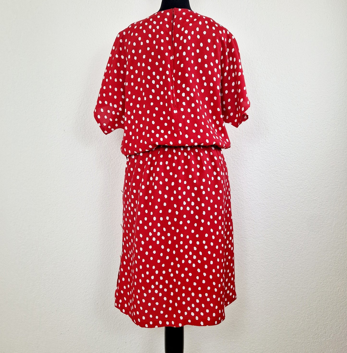 Einzigartiges und nachhaltiges Vintage Kleid, Kurzarm, in rot-weiss, mit Punkten. Unique and sustainable vintage dress, short sleeved, in red-white, with polka dots. Back.