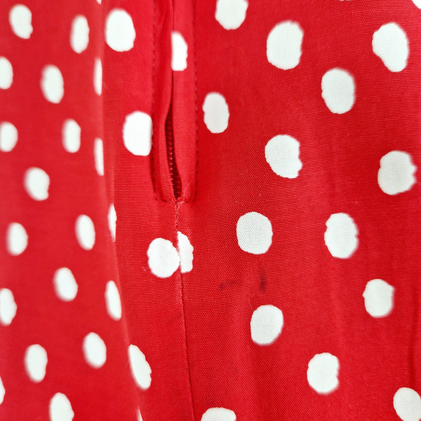 Einzigartiges und nachhaltiges Vintage Kleid, Kurzarm, in rot-weiss, mit Punkten. Unique and sustainable vintage dress, short sleeved, in red-white, with polka dots. Stain.