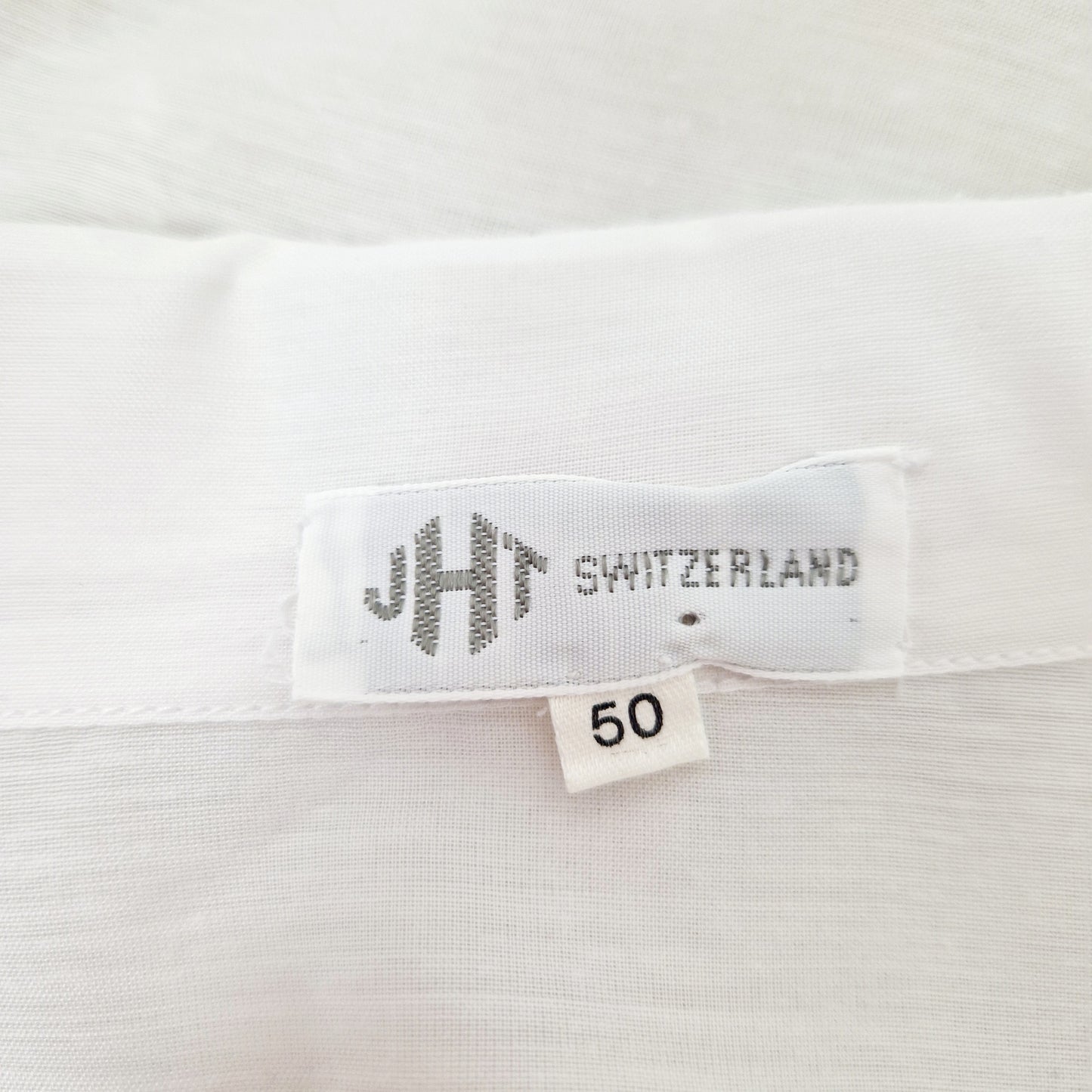 Einzigartige und nachhaltige Vintage Bluse in weiss mit Stickereien. Unique and sustainable vintage blouse in white with embroidery. Tag.