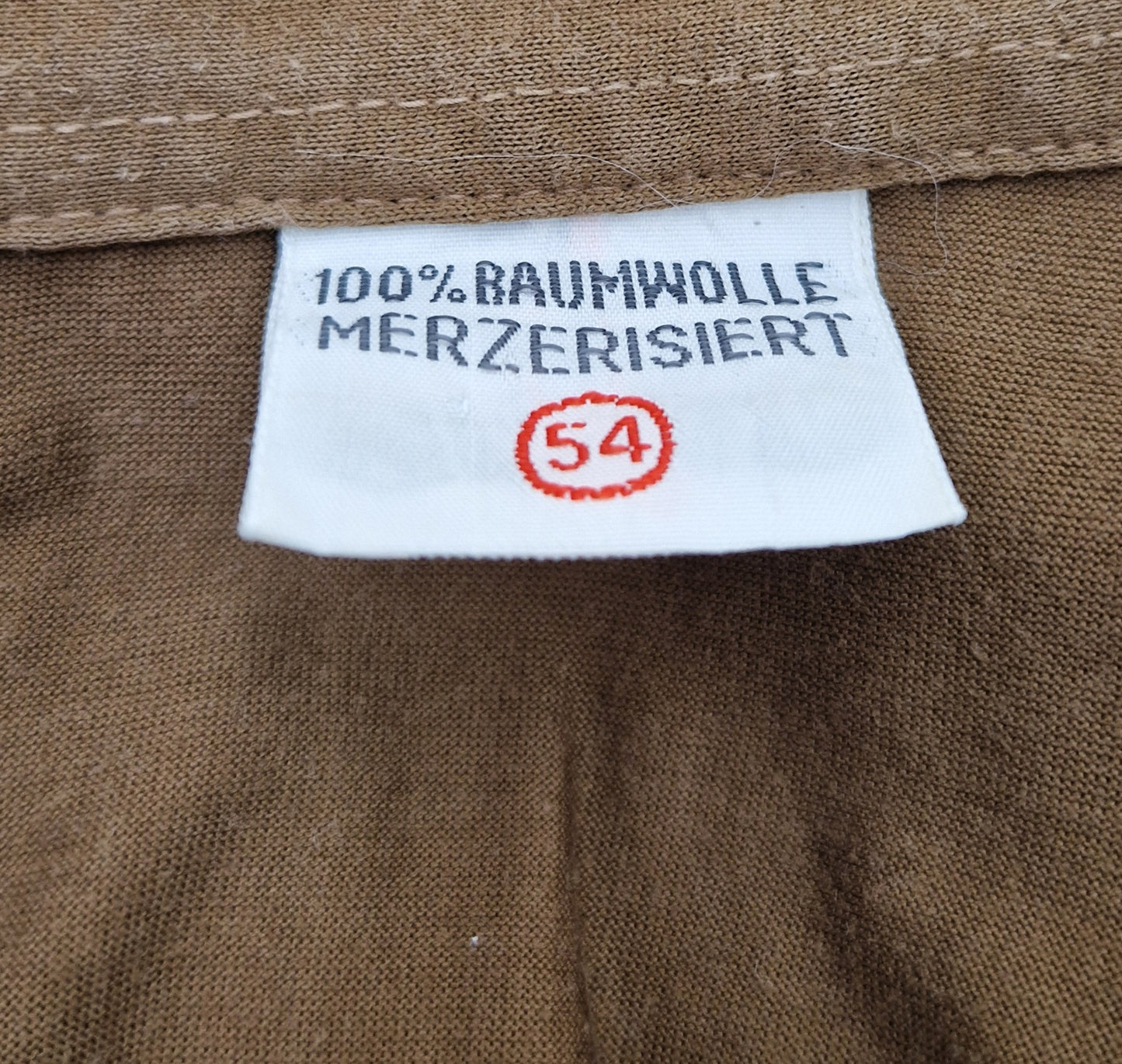 Einzigartiges und nachhaltiges Vintage T-Shirt, Polo, in braun. Unique and sustainable vintage t-shirt, polo shirt, in brown. Tag.