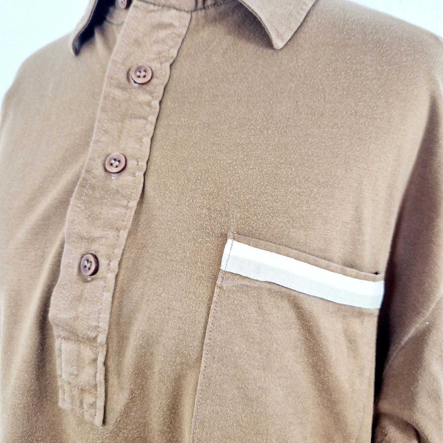 Einzigartiges und nachhaltiges Vintage T-Shirt, Polo, in braun. Unique and sustainable vintage t-shirt, polo shirt, in brown. Close-up.