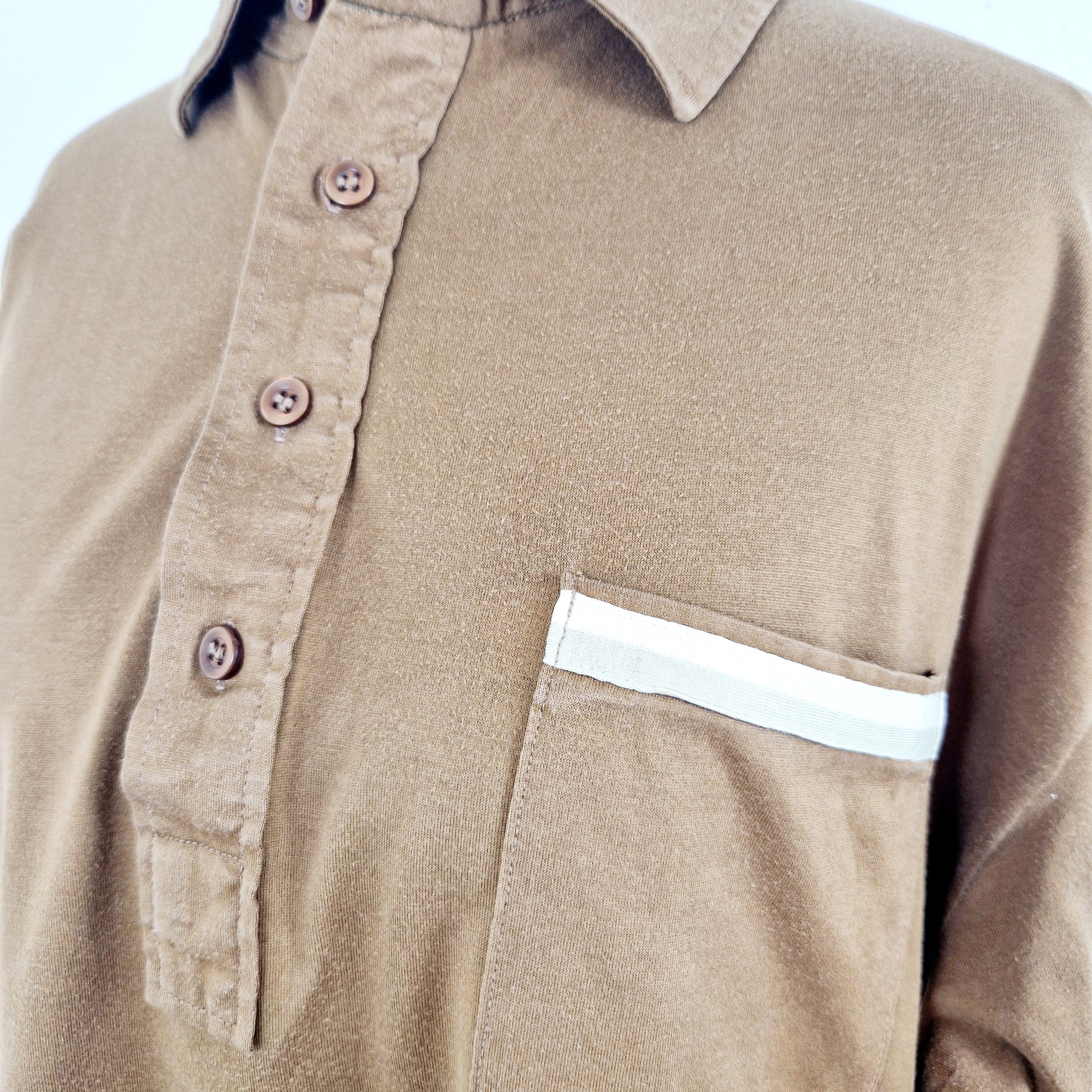 Einzigartiges und nachhaltiges Vintage T-Shirt, Polo, in braun. Unique and sustainable vintage t-shirt, polo shirt, in brown. Close-up.