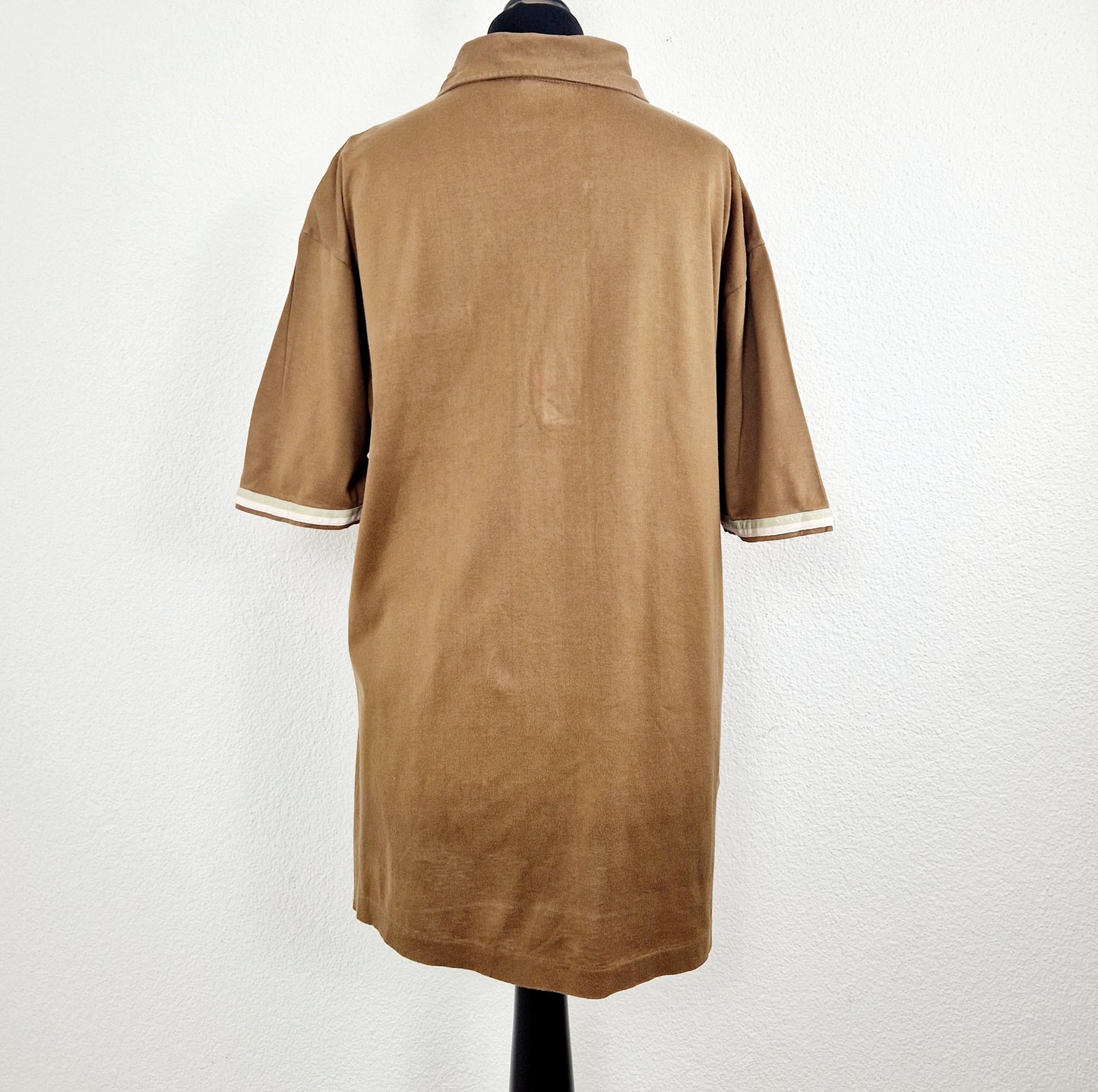 Einzigartiges und nachhaltiges Vintage T-Shirt, Polo, in braun. Unique and sustainable vintage t-shirt, polo shirt, in brown. Back.