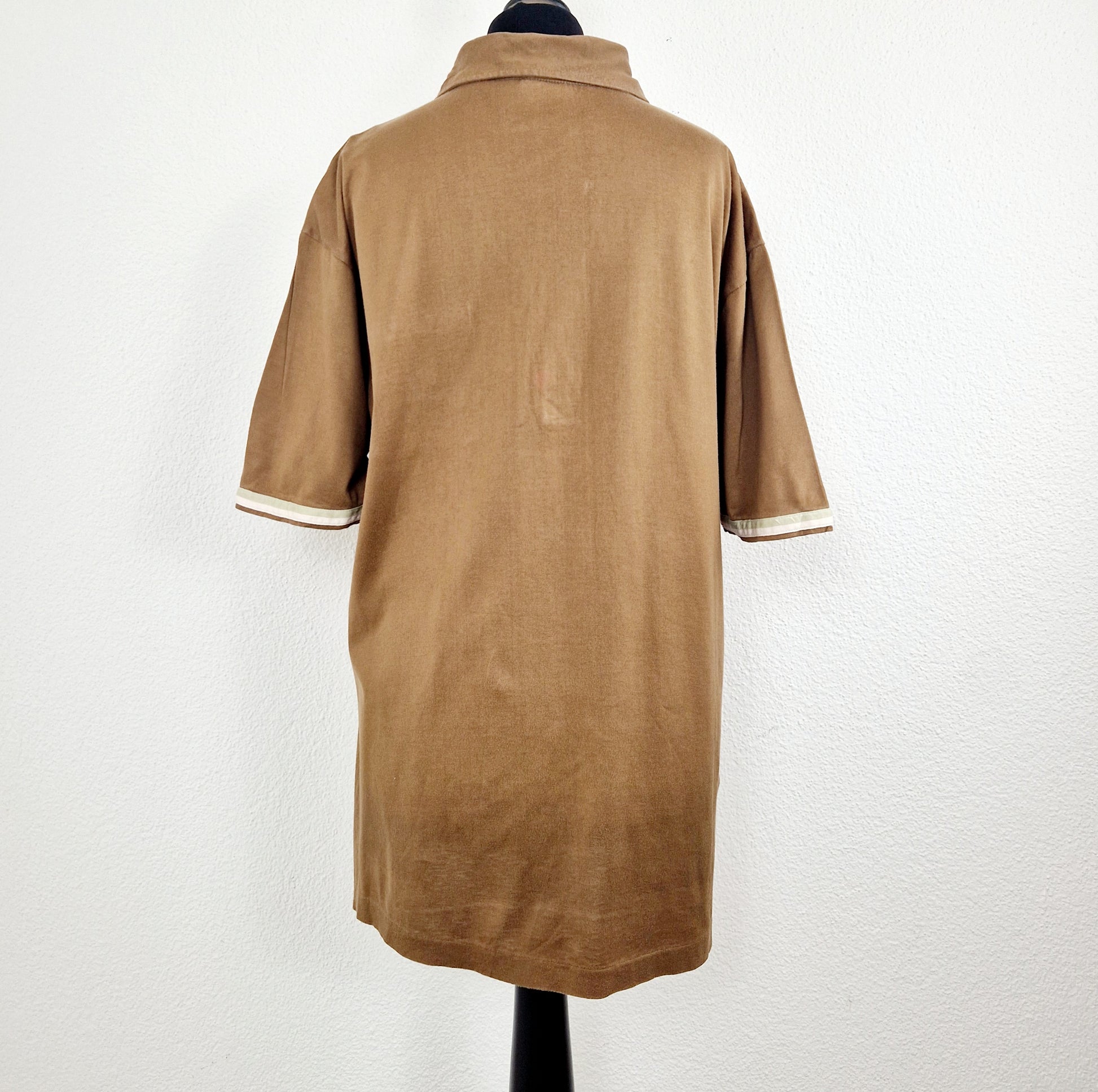 Einzigartiges und nachhaltiges Vintage T-Shirt, Polo, in braun. Unique and sustainable vintage t-shirt, polo shirt, in brown. Back.