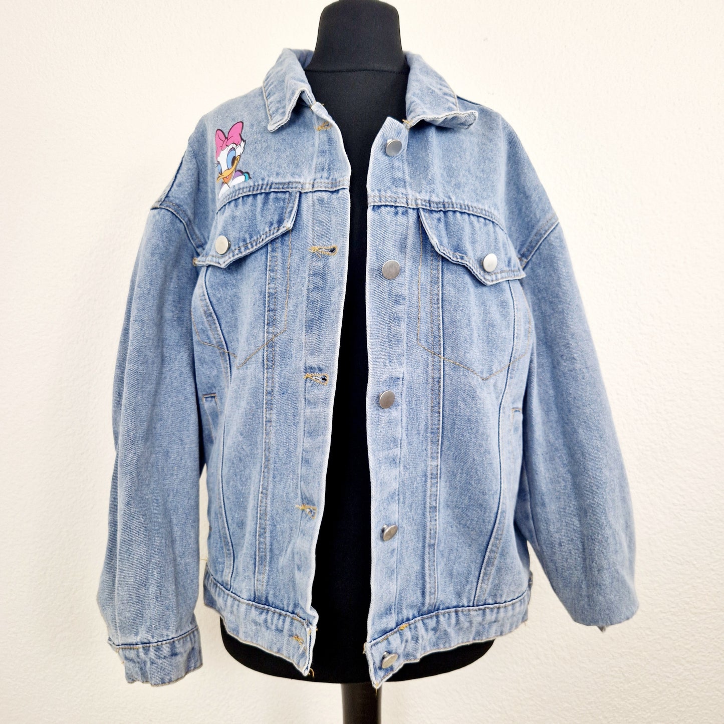 Einzigartige und nachhaltige Vintage Jeansjacke mit Daisy Duck. Unique and sustainable vintage jeans jacket with daisy duck. Front.