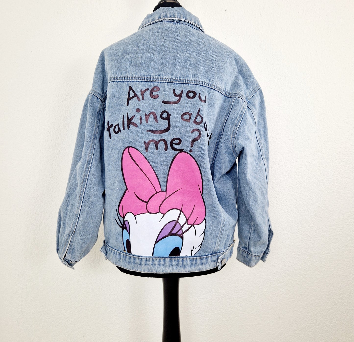 Einzigartige und nachhaltige Vintage Jeansjacke mit Daisy Duck. Unique and sustainable vintage jeans jacket with daisy duck. Back.