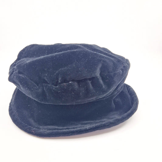 Einzigartiger und nachhaltiger Vintage Hut in schwarz aus Samt. Unique and sustainable vintage hat in black made of velvet. Back.