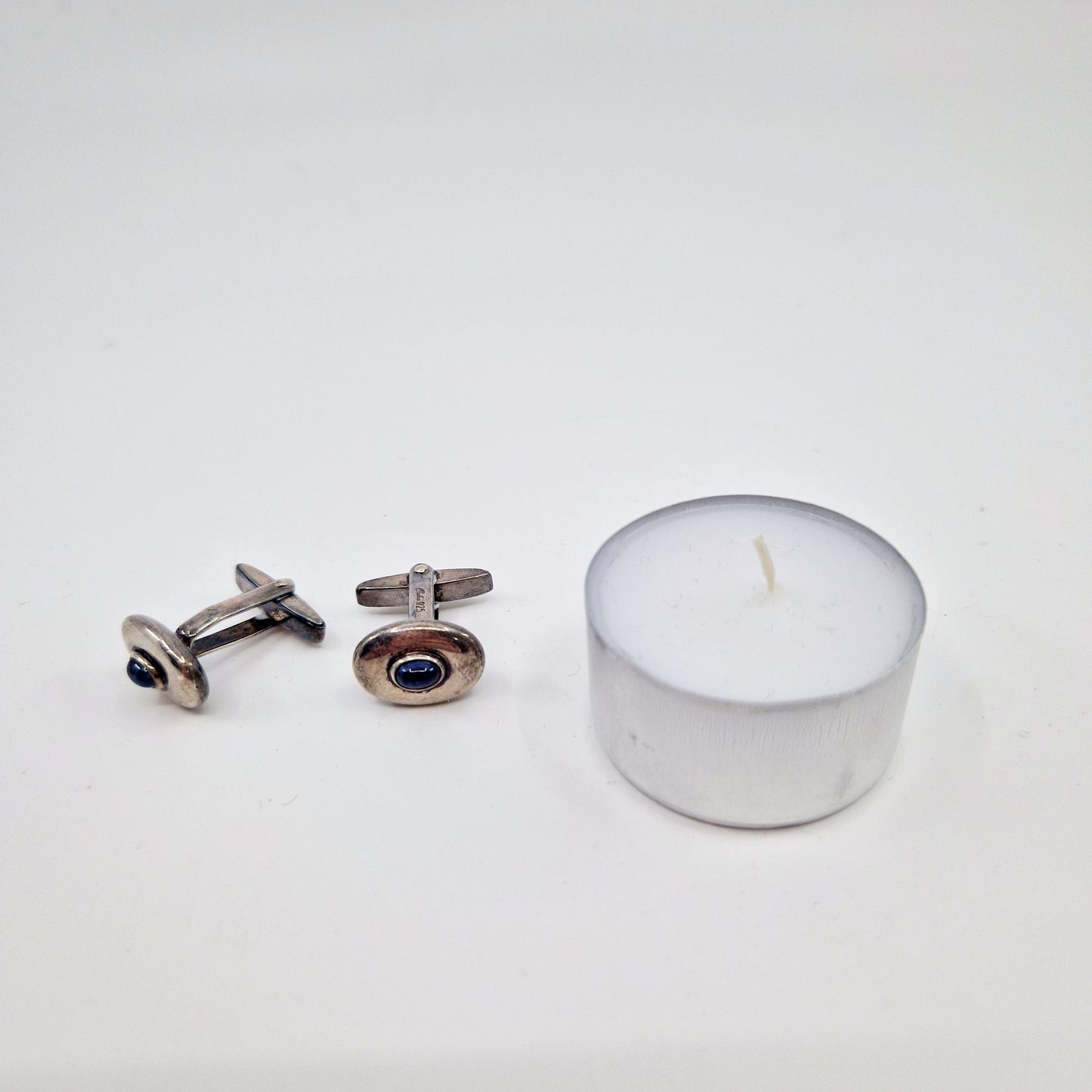 Einzigartige und nachhaltige Vintage Manschettenknöpfe in silber. Unique and sustainable vintage cufflinks in silver. Token of scale.