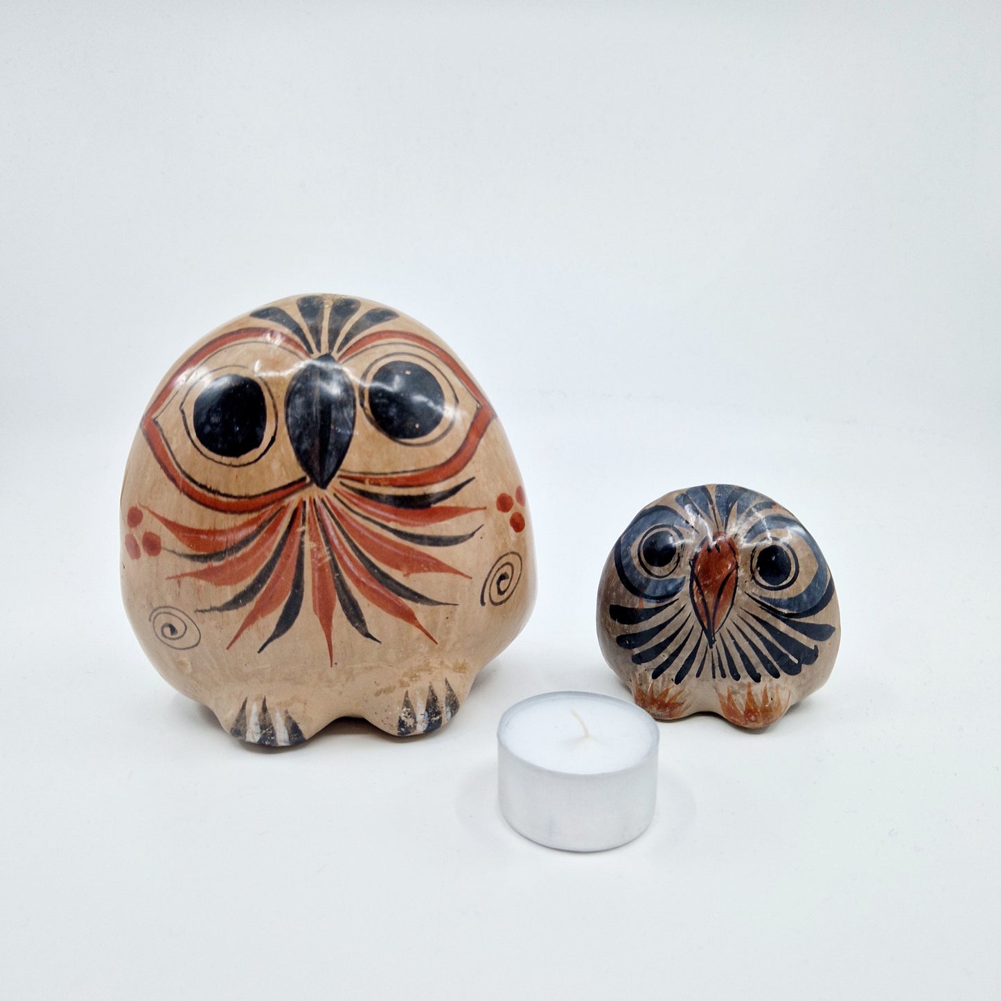 Einzigartige und nachhahltige Vintage Figuren, 2 Eulen. Unique and sustainable vintage figurines, 2 owls. Token of scale.