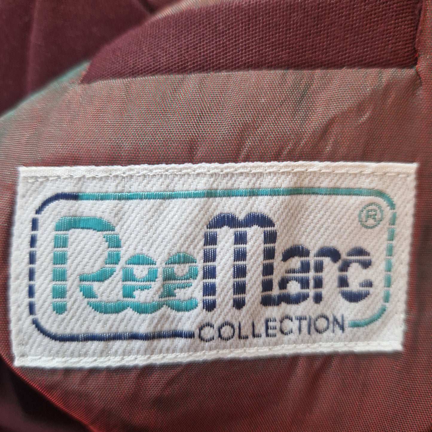 Einzigartiges und nachhaltiges Vintage Set mit Blazer und Hose in aubegine. Unique and sustainable vintage set with blazer and trousers in aubergine. Tag.