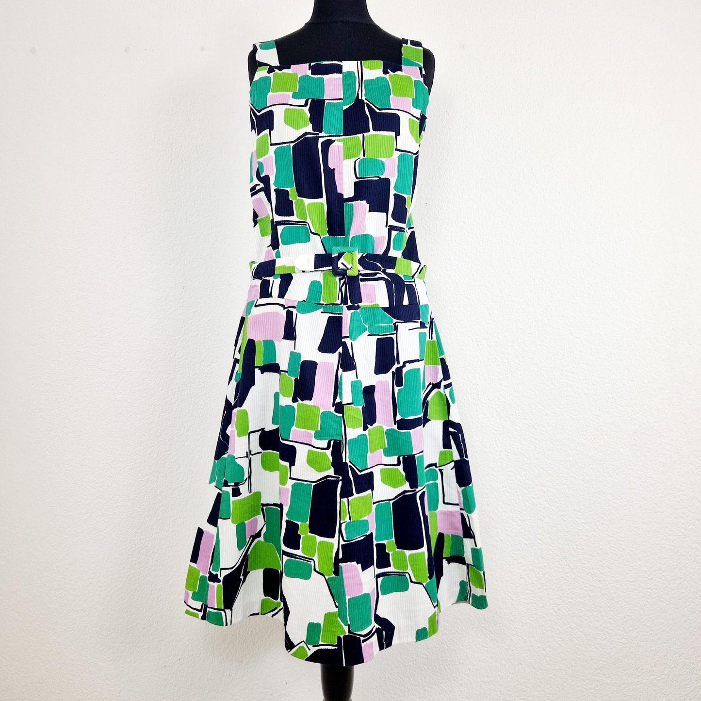 Einzigartiges und nachhaltiges Vintage Kleid, Träger, weiss-grün-lila, geometrisch. Unique and sustainable vintage dress, strapes, white-green-purple, geometric. Front.