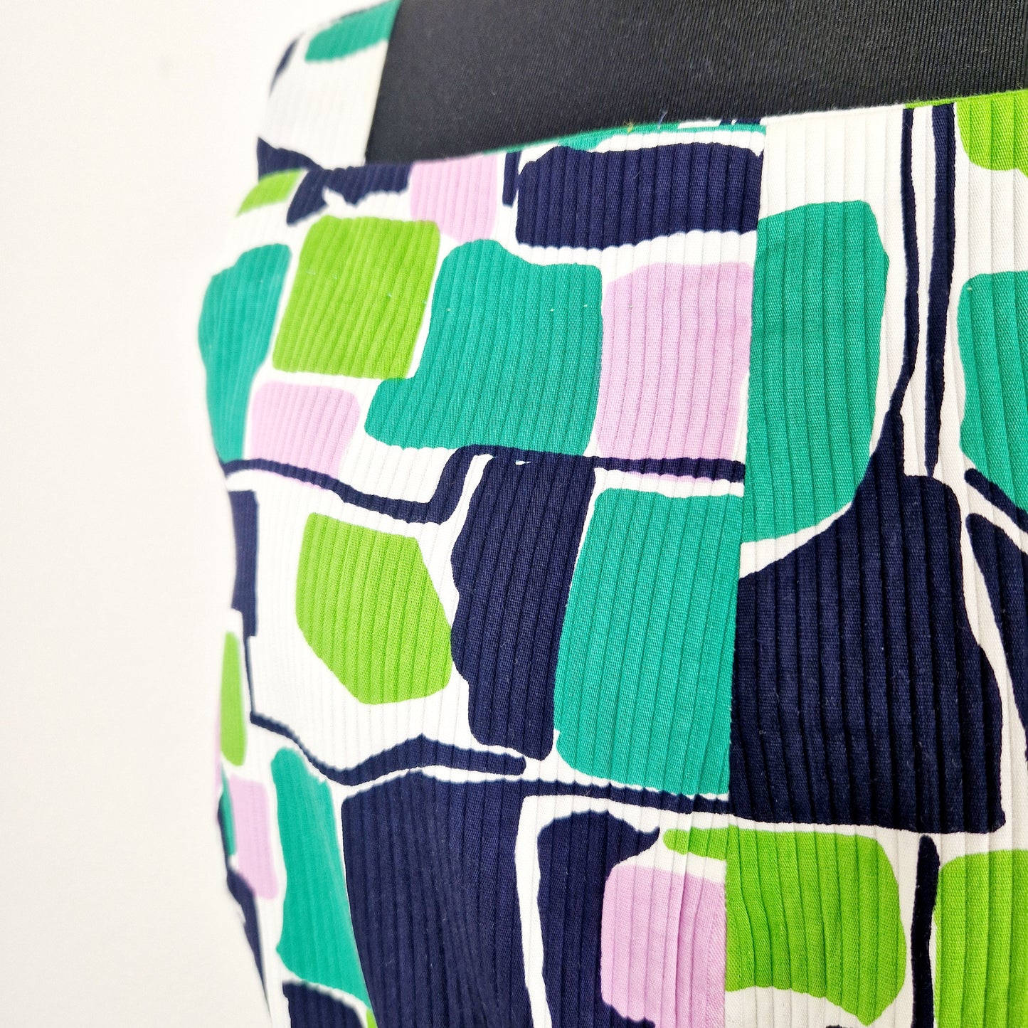 Einzigartiges und nachhaltiges Vintage Kleid, Träger, weiss-grün-lila, geometrisch. Unique and sustainable vintage dress, strapes, white-green-purple, geometric. Close-up.