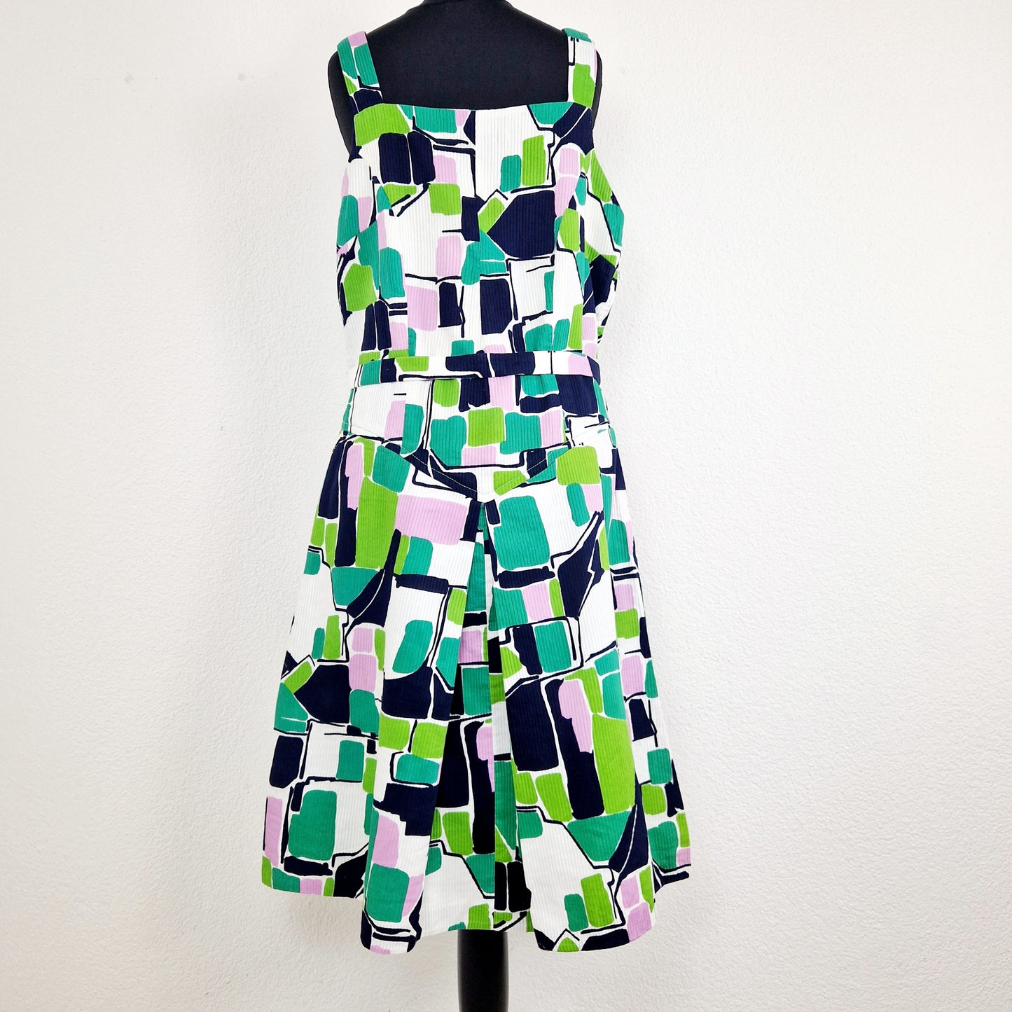 Einzigartiges und nachhaltiges Vintage Kleid, Träger, weiss-grün-lila, geometrisch. Unique and sustainable vintage dress, strapes, white-green-purple, geometric. Back.