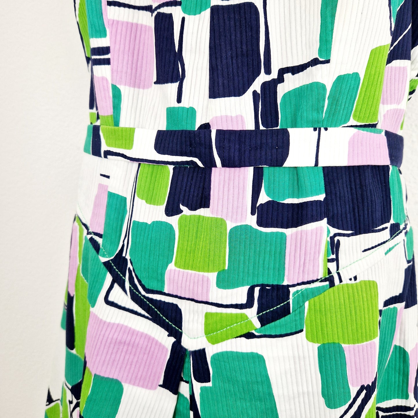 Einzigartiges und nachhaltiges Vintage Kleid, Träger, weiss-grün-lila, geometrisch. Unique and sustainable vintage dress, strapes, white-green-purple, geometric. Waist.