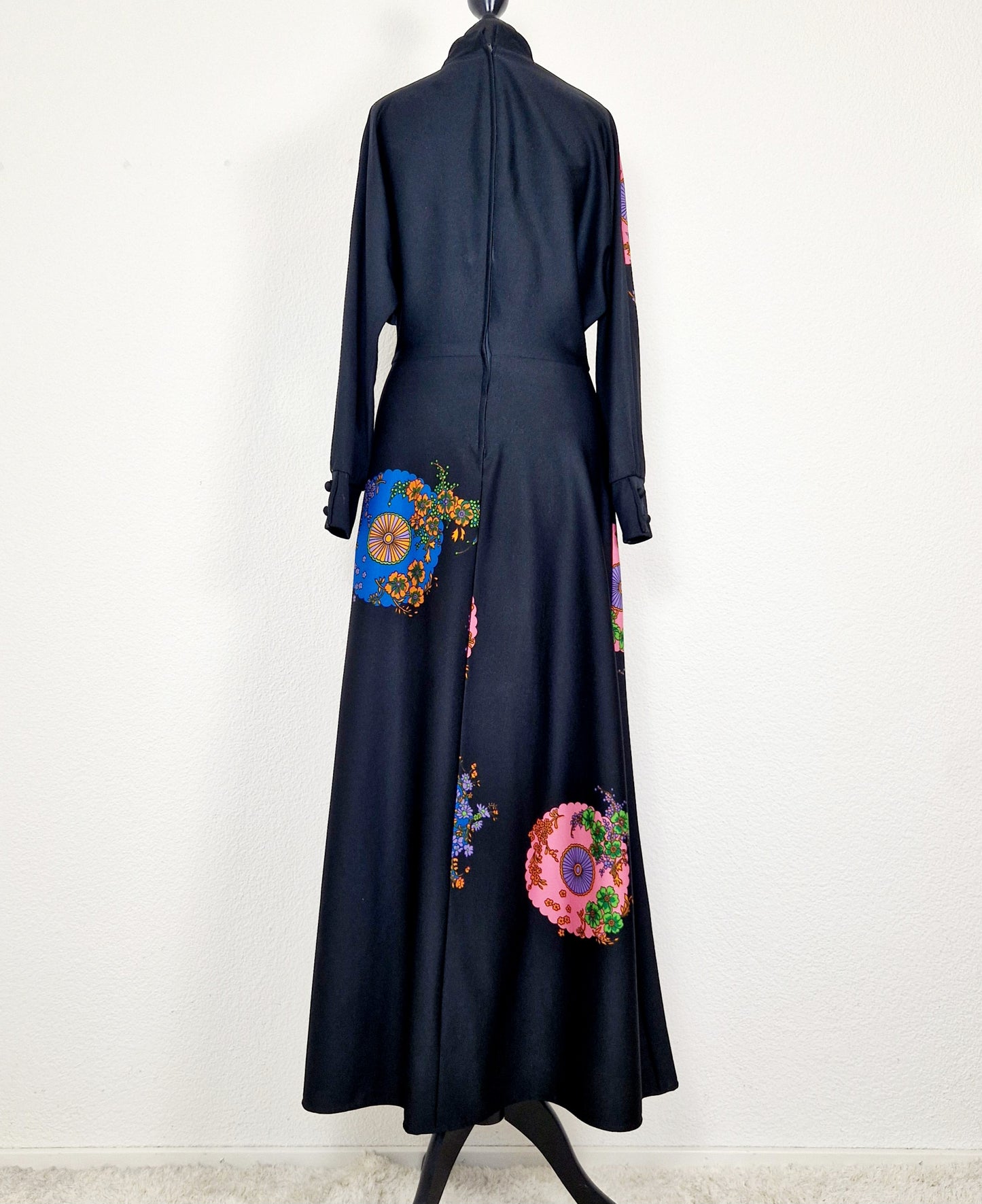 Einzigartiges und nachhaltiges Vintage Kleid in schwarz mit Blumen und Kreisen. Unique and sustainable vintage dress in black with flowers and circles. Back.