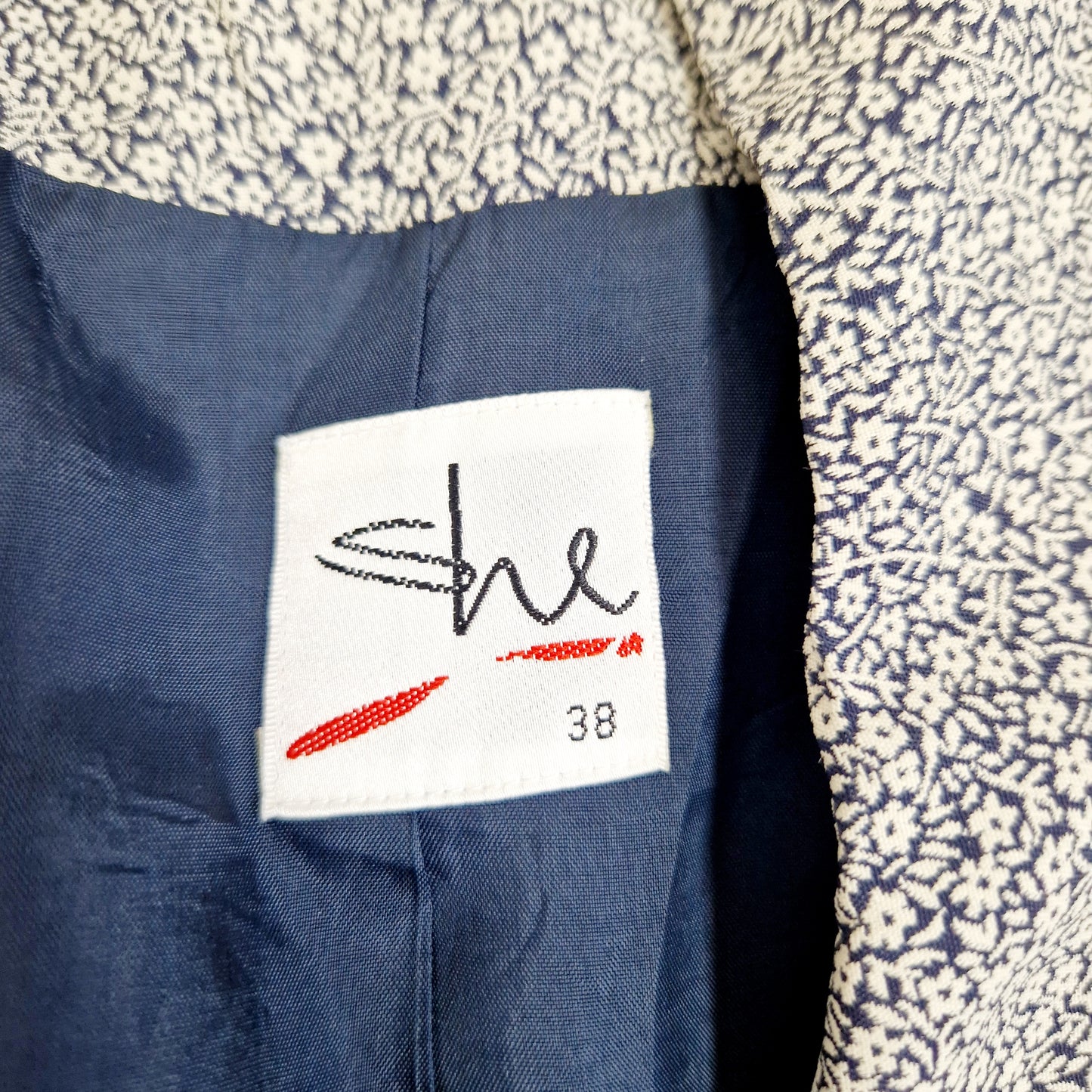 Einzigartiger und nachhaltiger Vintage Blazer in dunkelblau mit Blumen. Unique and sustainable vintage blazer in dark blue with flowers. Tag.