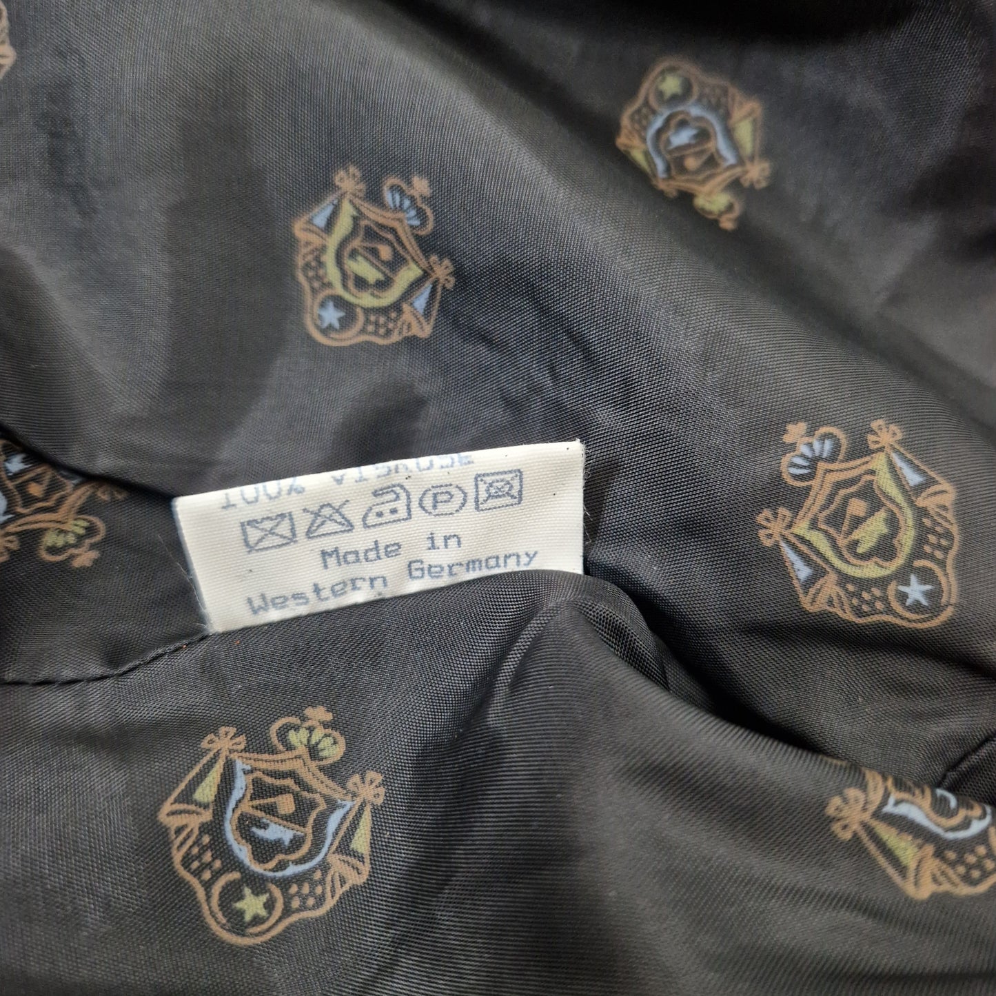 Einzigartiger und nachhaltiger Vintage Blazer in schwarz, Doppelreiher. Unique and sustainable vintage blazer in black, double-breasted. Tag.