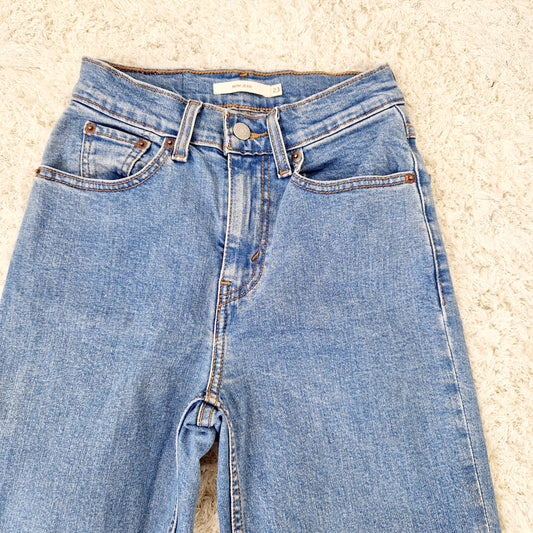 Einzigartige und nachhaltige Vintage Jeans, mittelblau, Mom Jean. Close-up 1.