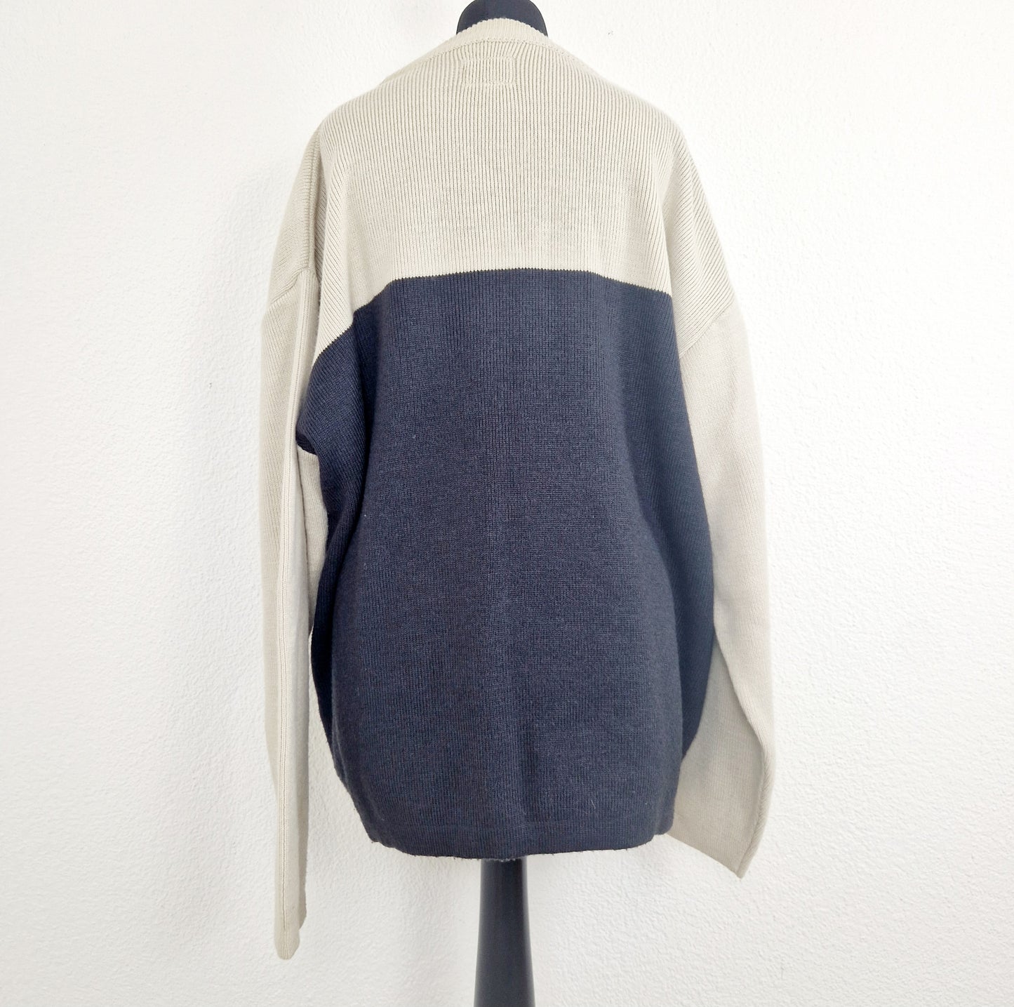Einzigartiger und nachhaltiger Vintage Pullover, zweifarbig. Unique and sustainable vintage pullover, two-toned. Back.