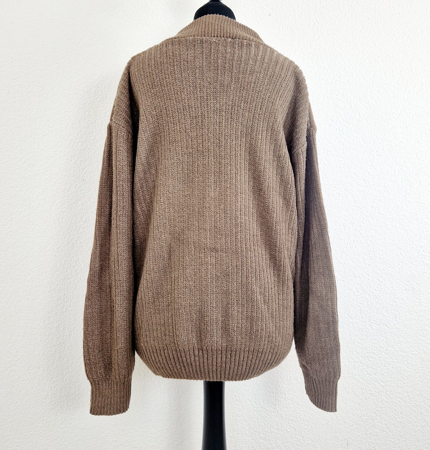 Einzigartiger und nachhaltiger Vintage Cardigan in braun. Unique and sustainable vintage cardigan in brown. Back.