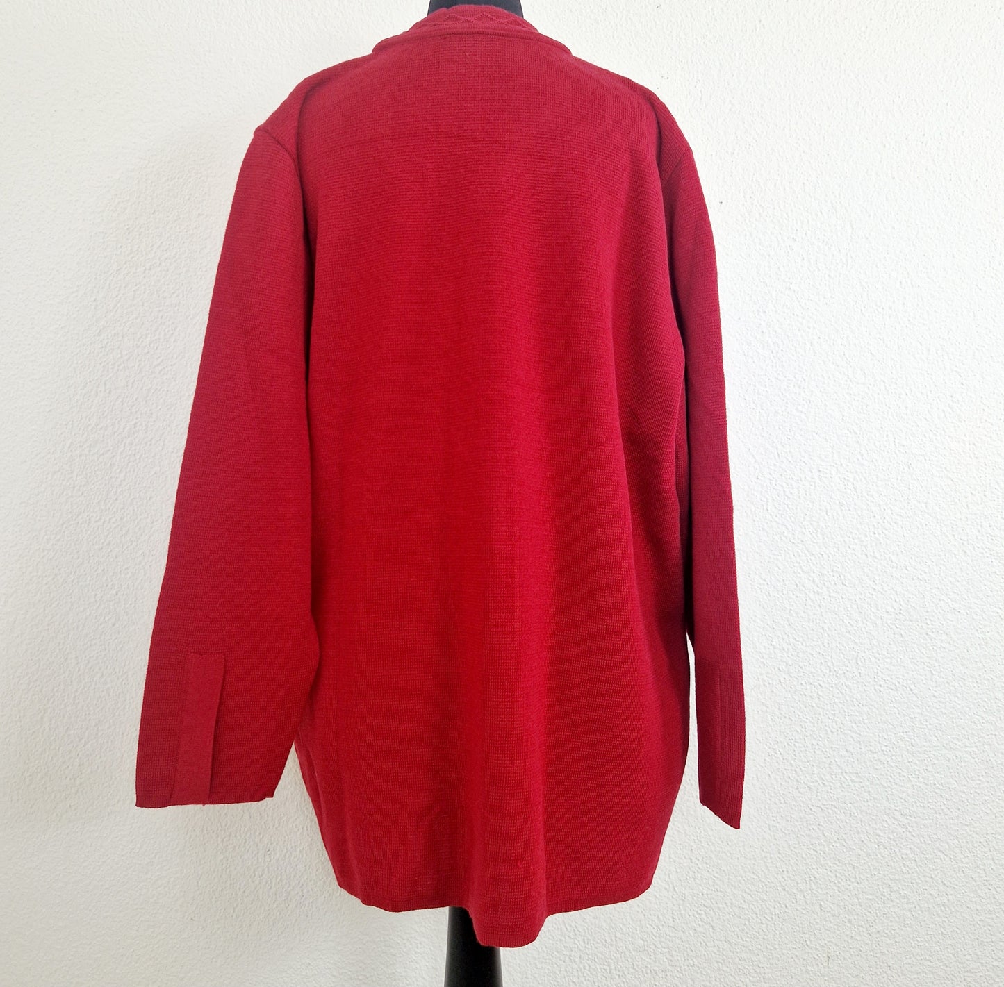Einzigartiger und nachhaltiger Vintage Cardigan in rot Unique and sustainable vintage cardigan in red. Back.