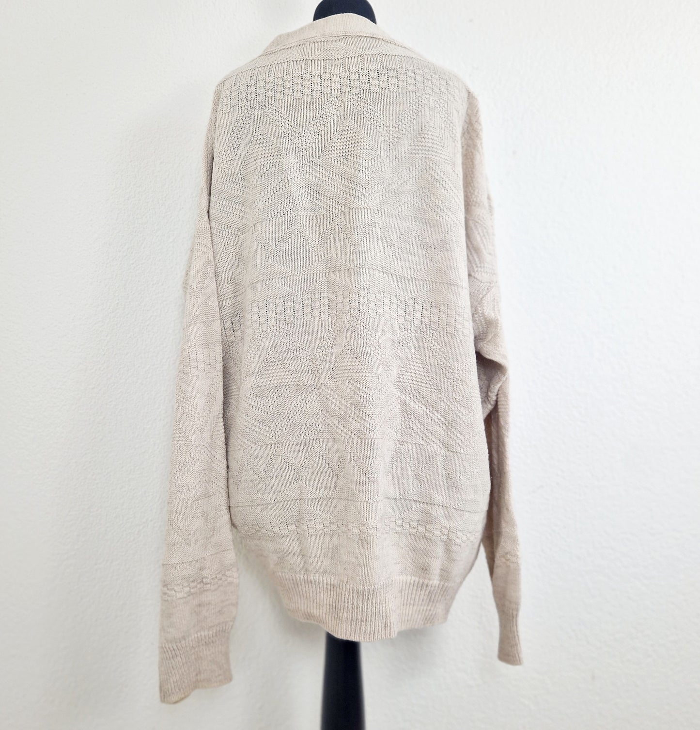 Einzigartiger und nachhaltiger Vintage Cardigans in creme mit geometrischem Muster. Unique and sustainable vintage cardigan in creme with geometric pattern. Back.